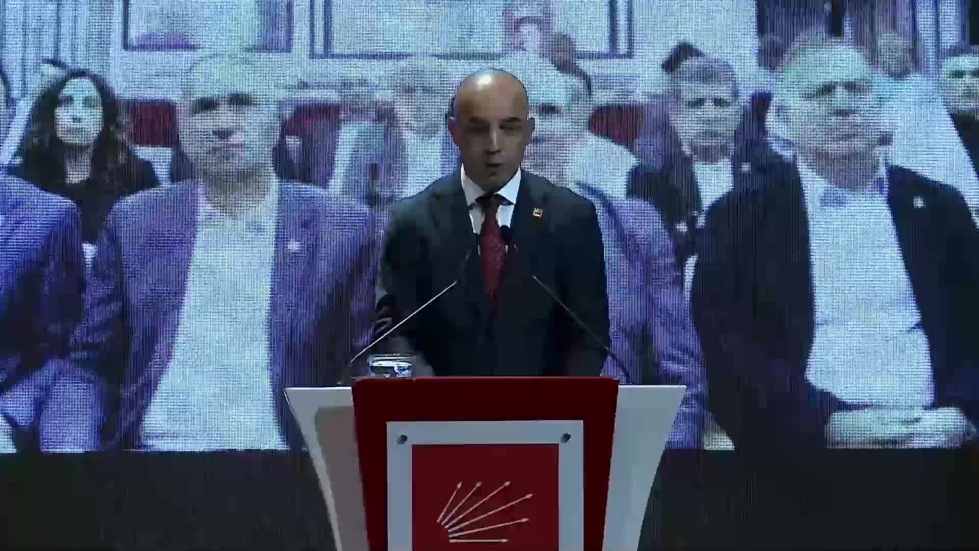 CHP Örgüt Temsilcileri Meclisi Toplantısı... Özgür Özel: Polisimizi, Türkiye'nin kurucu partisi, Gazi Mustafa Kemal Atatürk'ün partisinin karşısına dikenlere karşı dimdik ayakta duranlara selam olsun