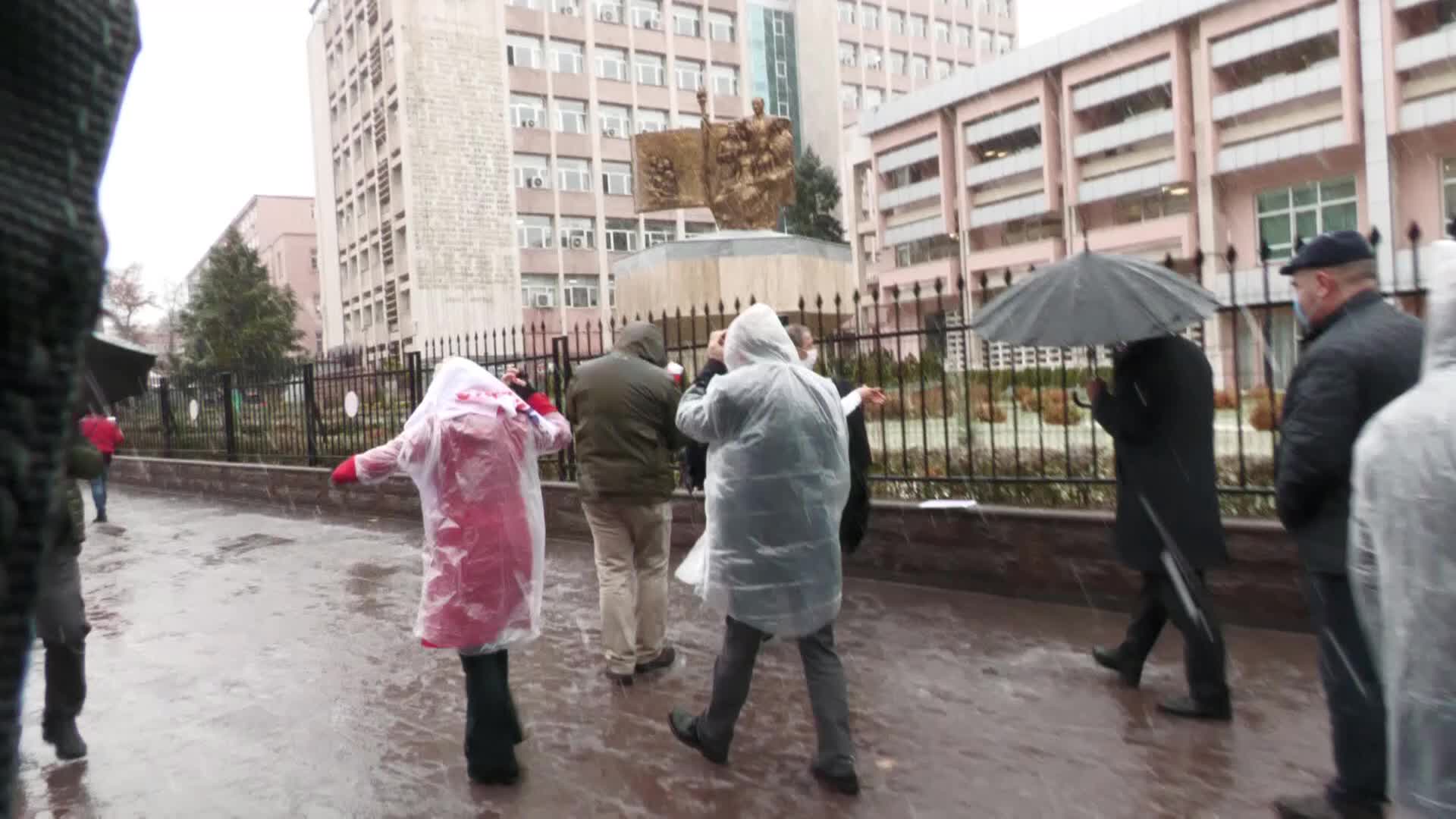 SEÇMELİ DERSTE DİN DERSİ BASKISI MEB ÖNÜNDE PROTESTO EDİLDİ; ÖZEL GÜVENLİK EĞİTİMCİLERİ İTEREK ENGELLEMEK İSTEDİ