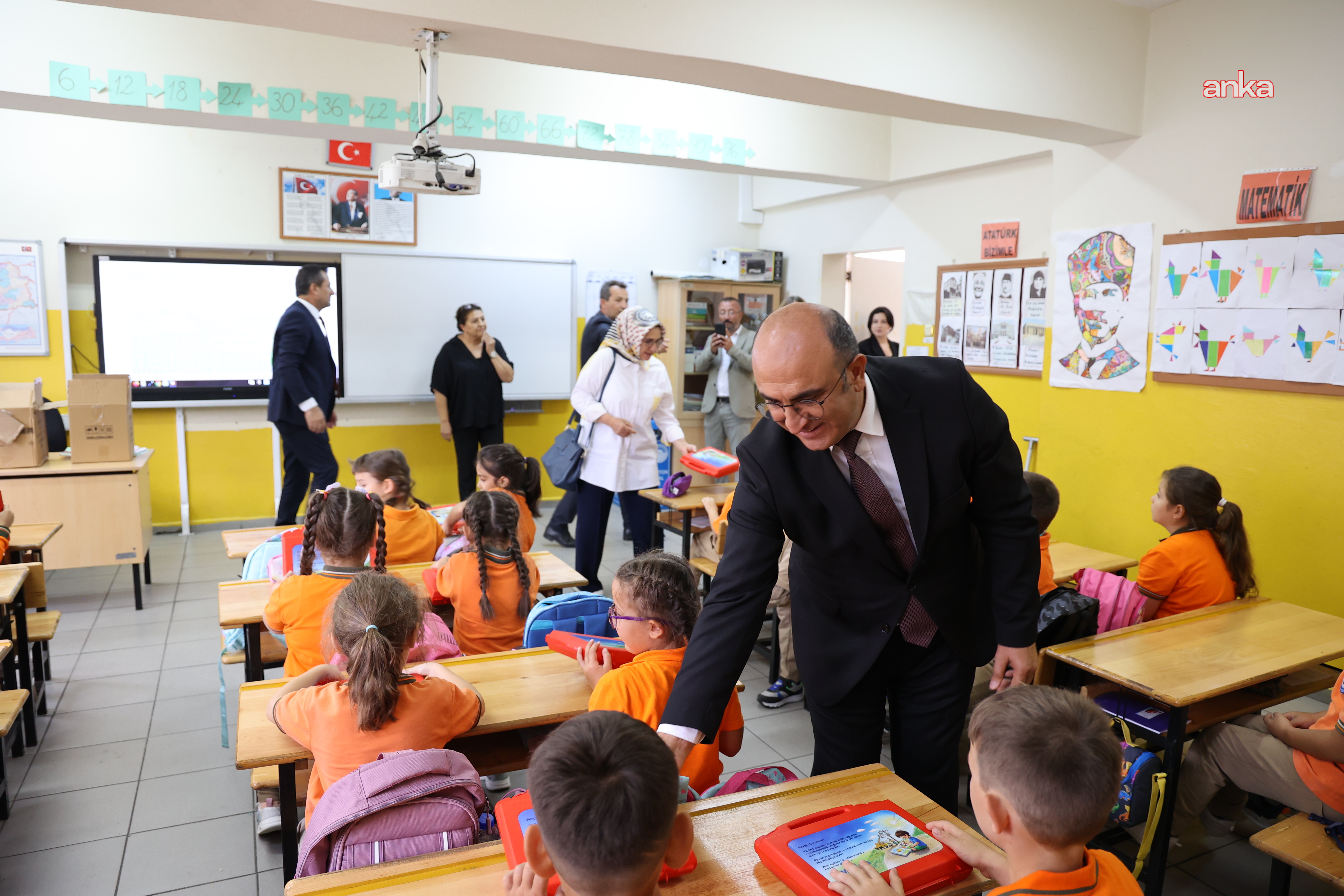 Hayal kurmak çocuklardan, boyama seti YEDAŞ’tan