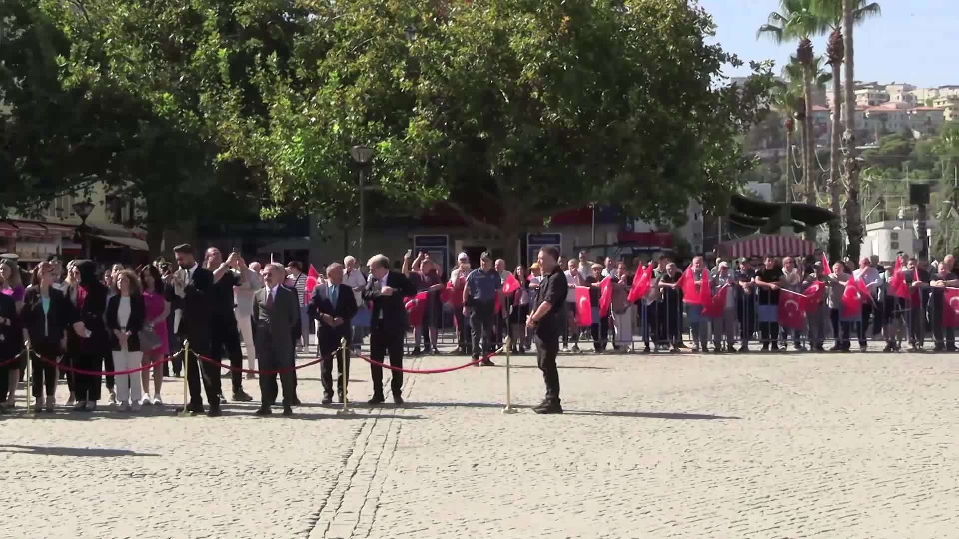 İzmir’in kurtuluşunun 103. yılı... Bayrak Töreni'nde kentin kurtuluşu canlandırıldı