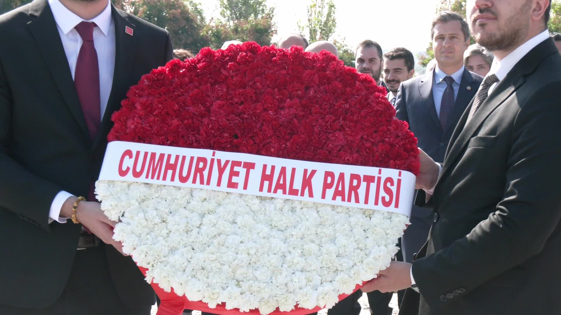 CHP 102 yaşında... CHP heyeti, Devlet Mezarlığı'nı ziyaret etti