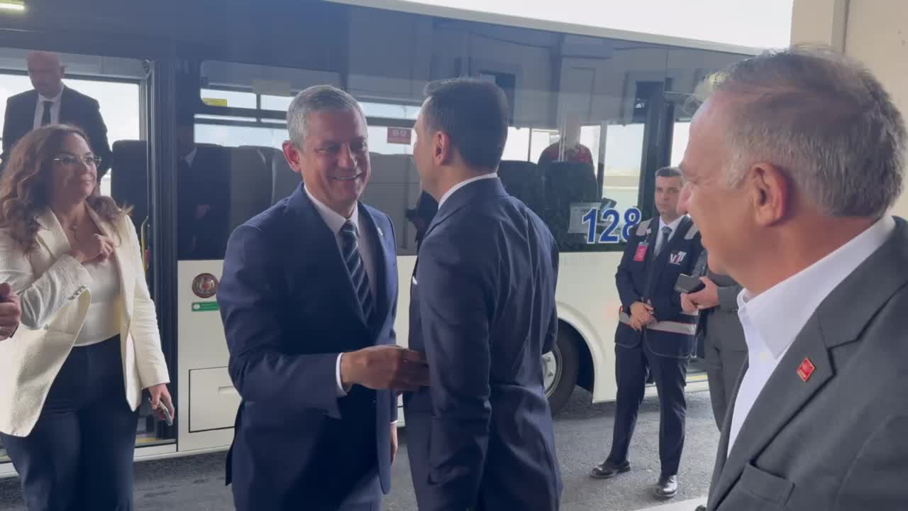 Özgür Özel, İstanbul'da... Özgür Çelik, Özel'i havalimanında karşıladı