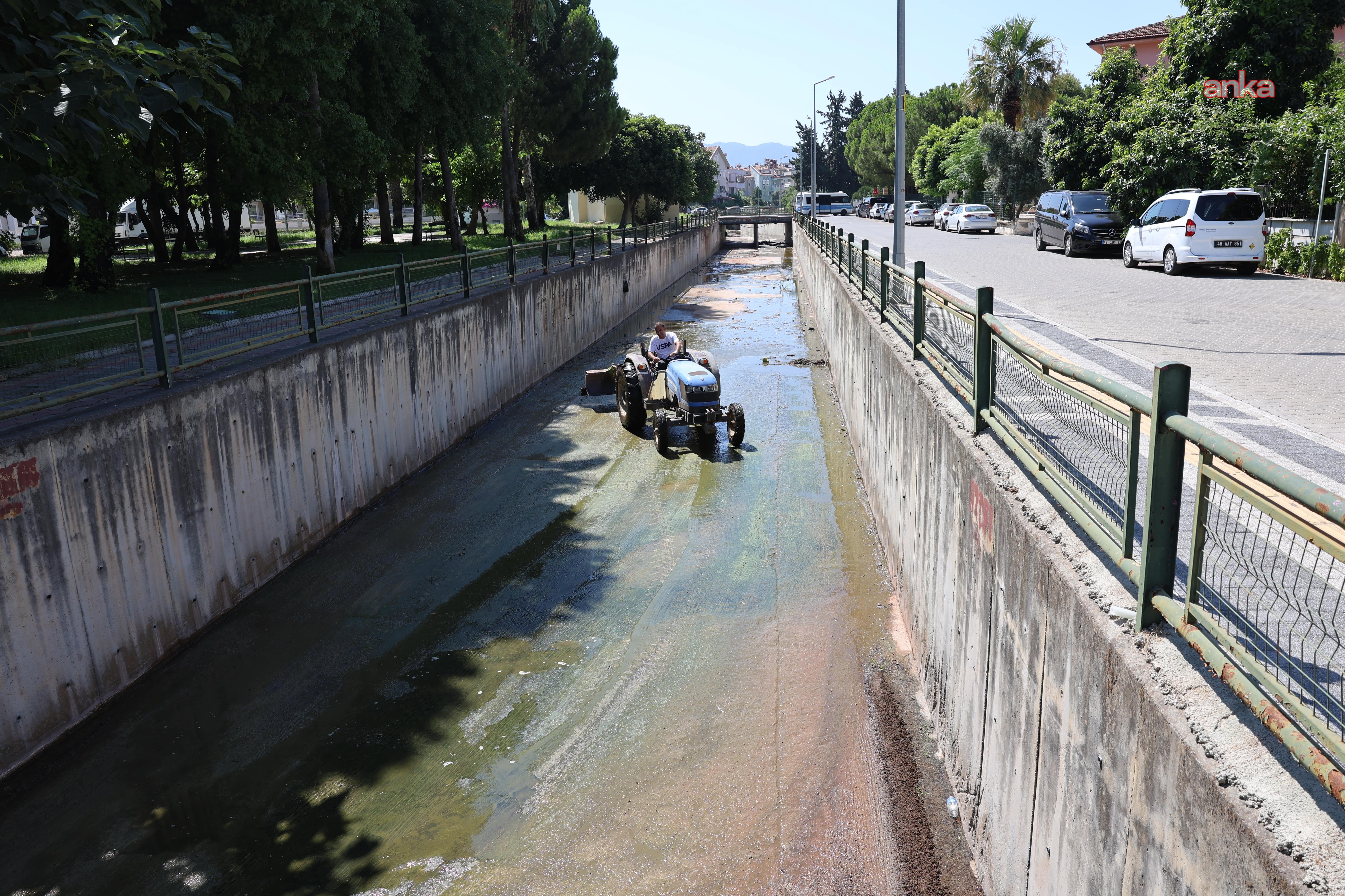 Marmaris Belediyesi, yağış sezonu öncesi temizlik çalışmalarını yoğunlaştırdı