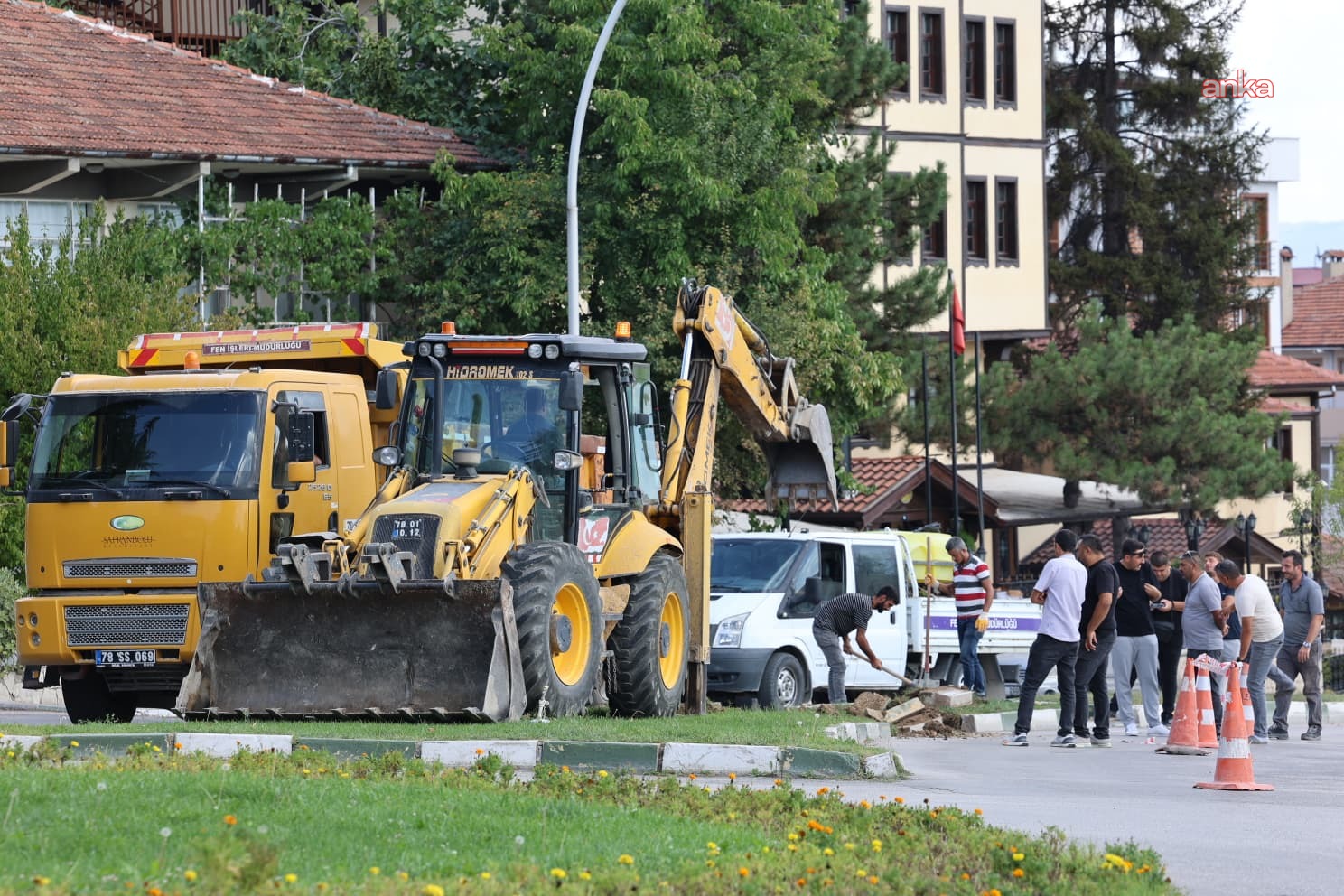 Safranbolu Belediyesi, kent genelinde yol çalışmalarını sürdürüyor