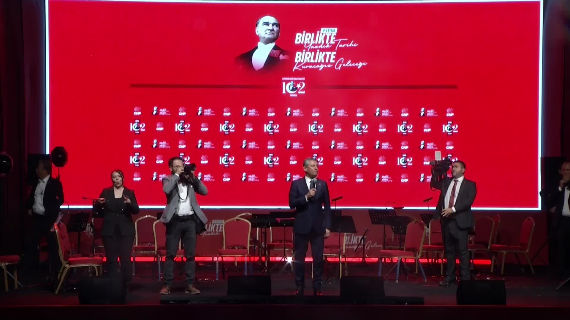 CHP 102 yaşında... Özgür Özel: "Yapılacak ilk seçimin akşamında Türkiye'de bir devir kapanacak. CHP, Türkiye Cumhuriyeti'ni yönetecek"