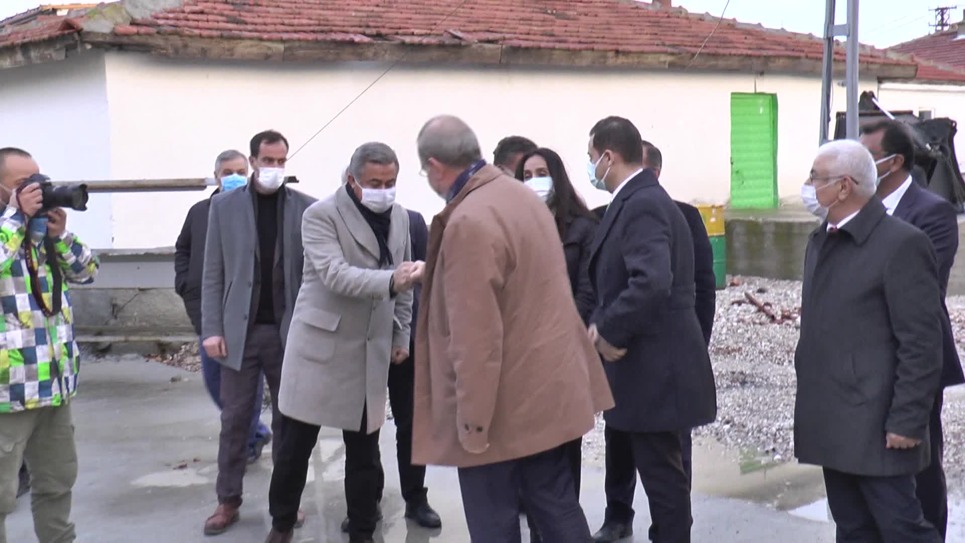 ÇİFTÇİNİN ÇİLESİ SÜRÜYOR: "PANDEMİDE HER YER KAPALI OLDUĞUNDAN SOĞANI SATAMADIK, BORÇSUZ KİMSE YOK"