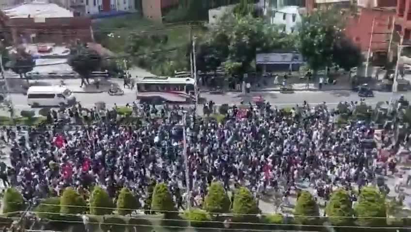 Nepal’de hayatını kaybeden protestocuların sayısı 22'ye yükseldi... Hükümet binaları ve siyasilerin evleri kundaklanıyor