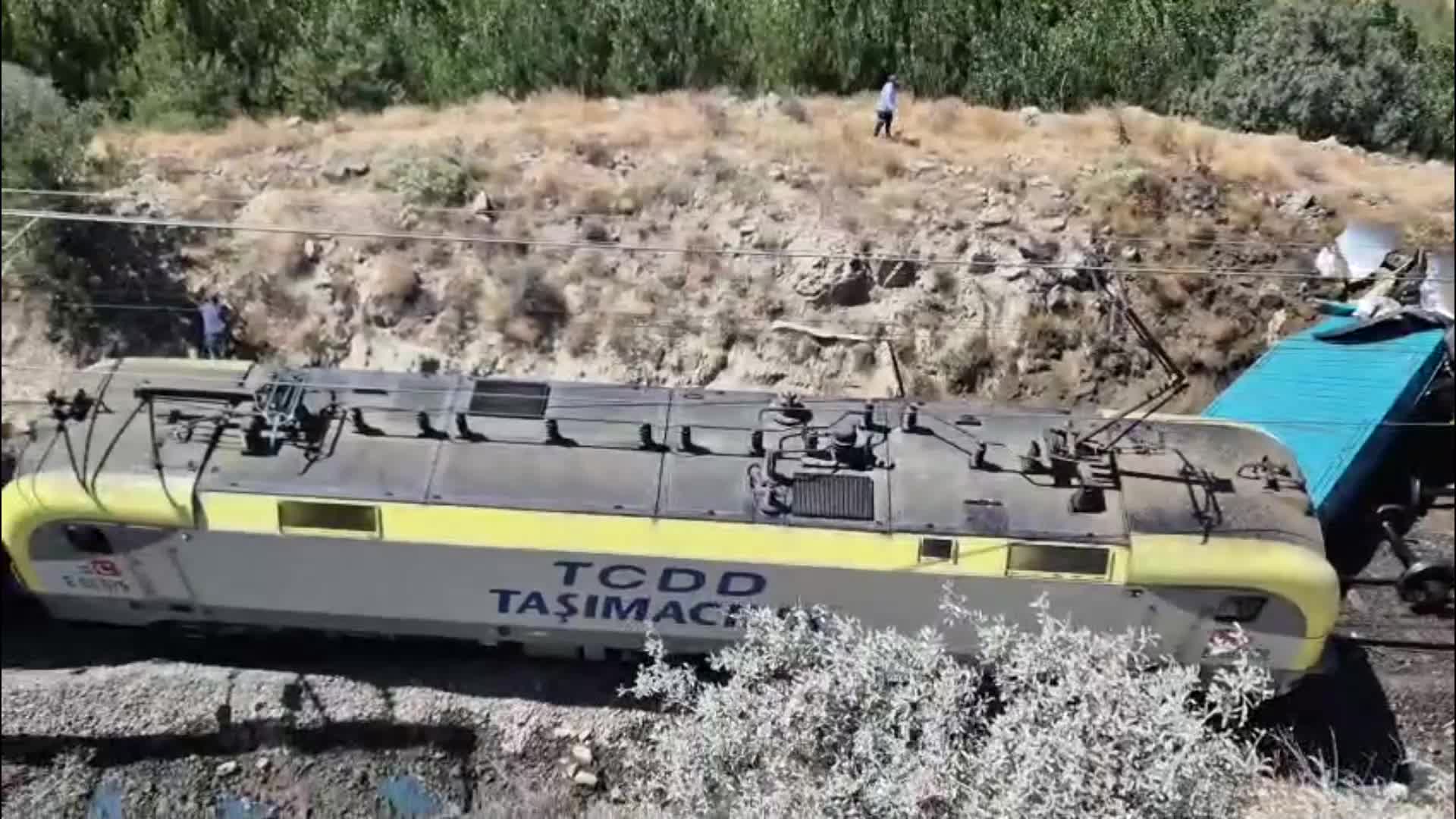 Malatya’da yük trenleri çarpıştı: 1 yaralı
