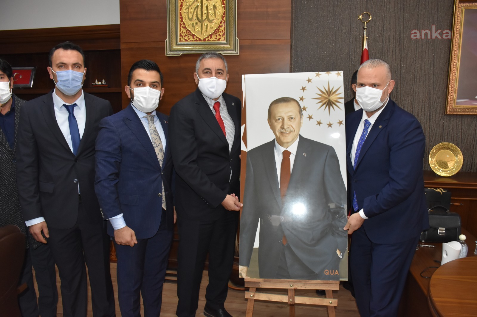 MENEMEN'DE AKP'NİN İLK İCRAATI, ERDOĞAN FOTOĞRAFI OLDU... 5 PARE TOP ATILDI
