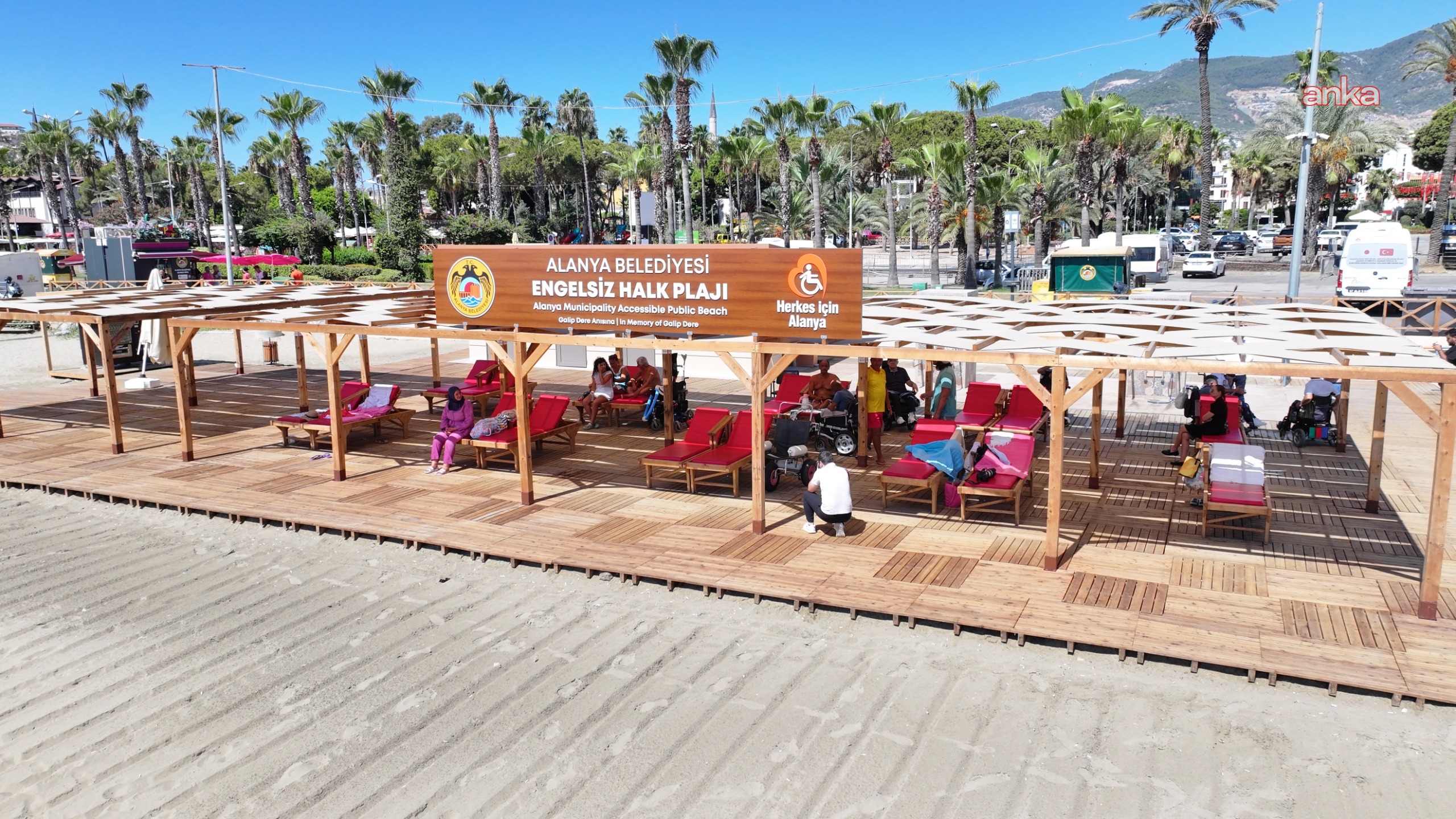 Alanya Belediyesi’nin Engelsiz Halk Plajı’na ilk yılında yoğun ilgi