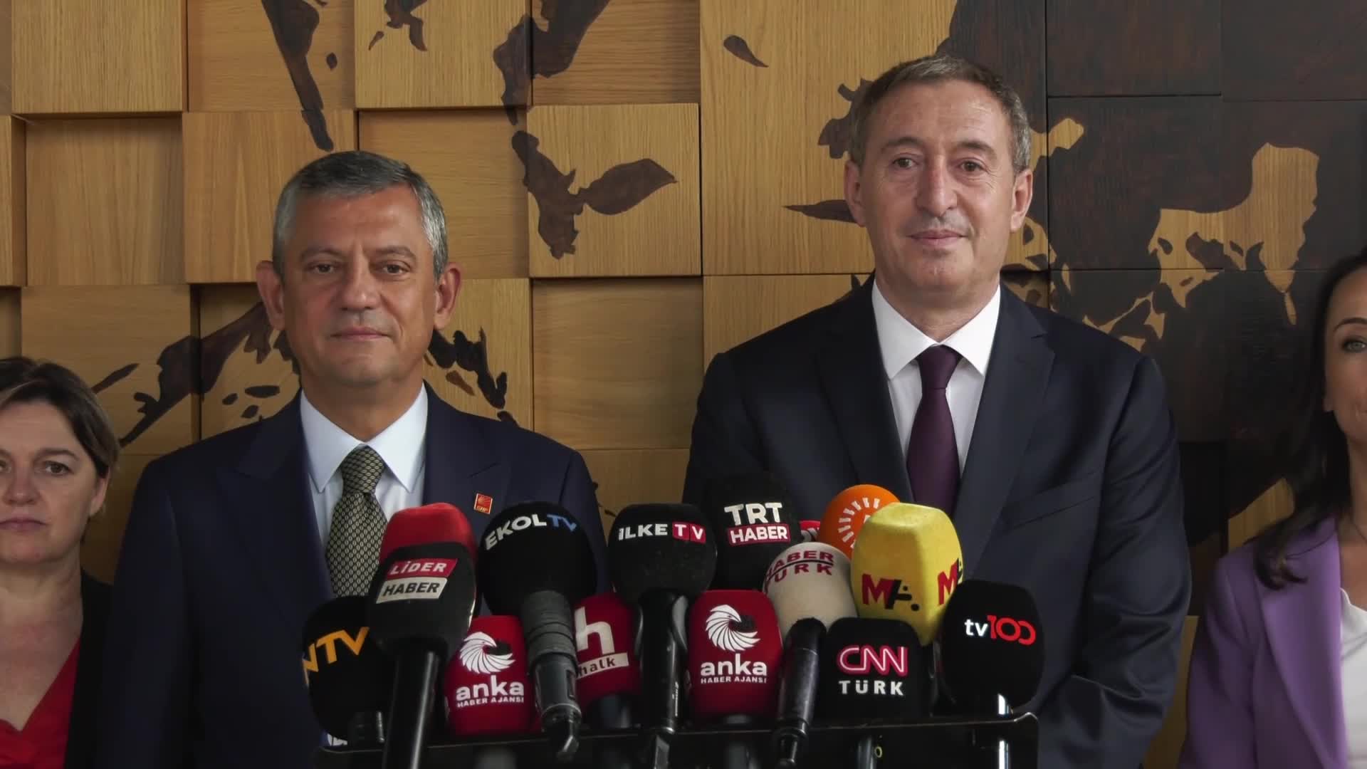DEM Parti’den CHP’ye ziyaret... Özgür Özel: “Bizim niyetimiz sokağı karıştırmak değil, haneye tecavüze mani olmak”