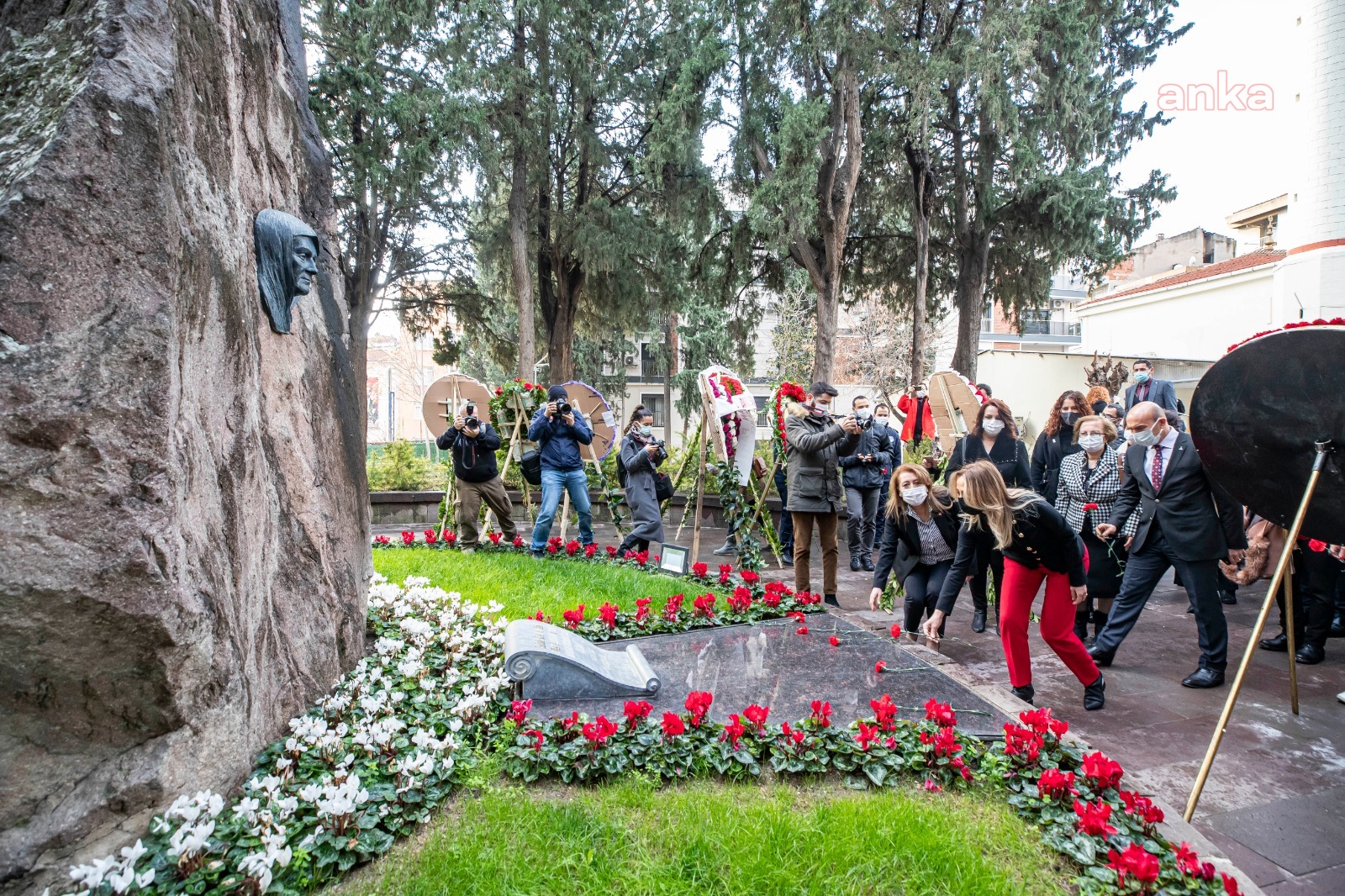 ZÜBEYDE HANIM, İZMİR'DE KABRİ BAŞINDA ANILDI