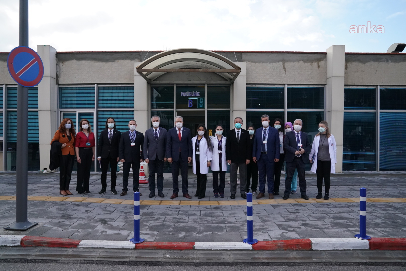 İZMİR'DE SAĞLIK ÇALIŞANLARINA AŞILAMA BAŞLADI