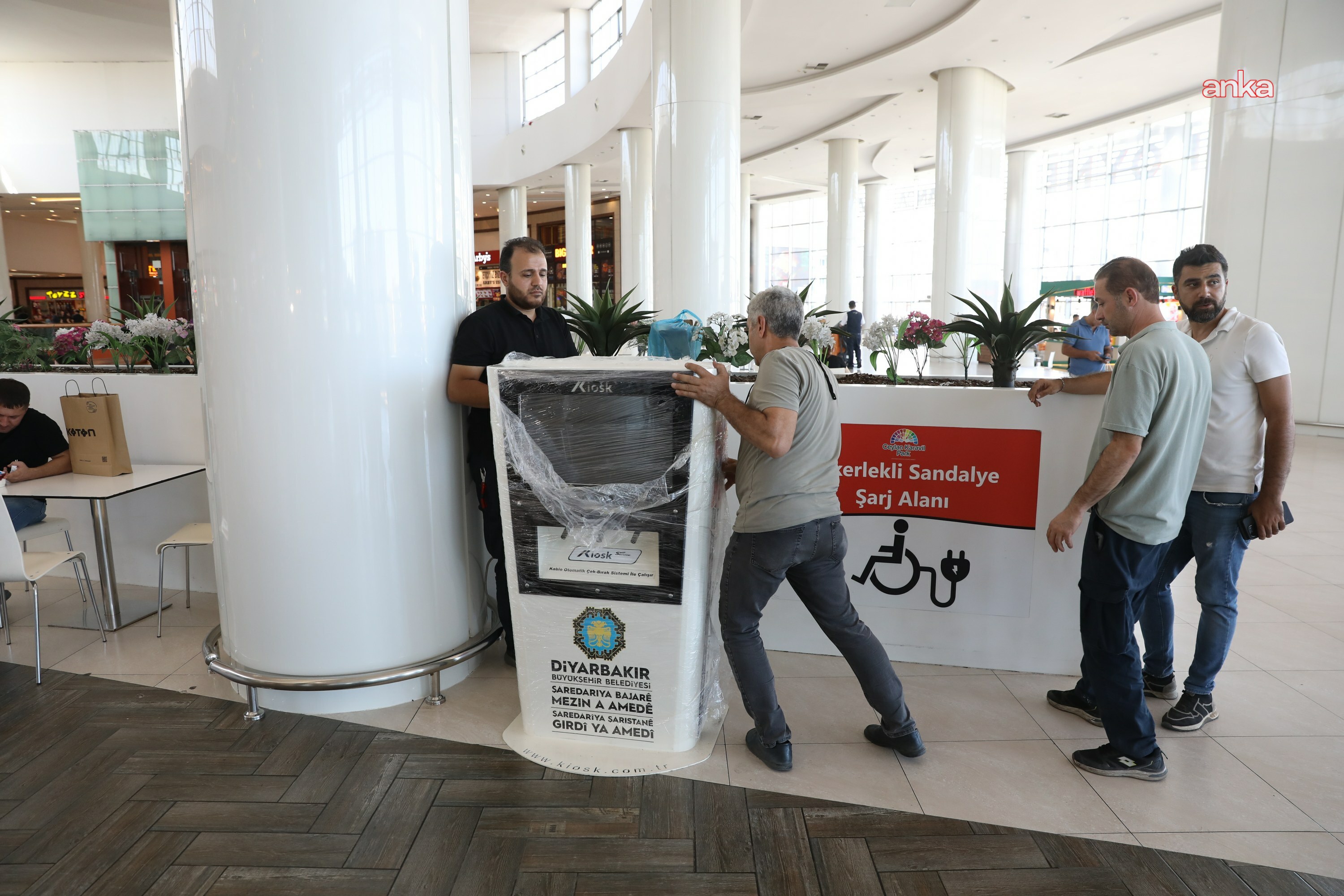 Diyarbakır'da engelli akülü araçları için yeni şarj istasyonu