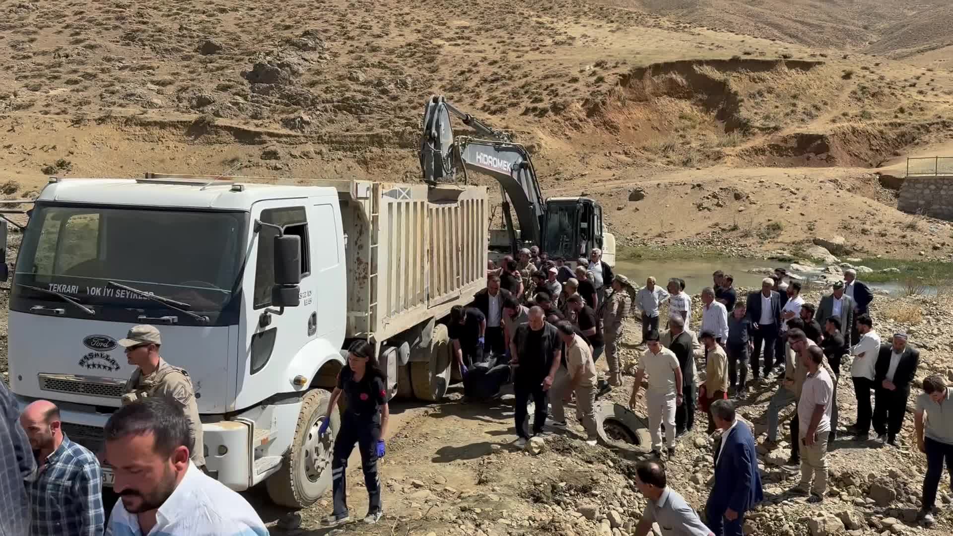 Hakkari’de iş makinesi ile kamyon arasında sıkışan operatör hayatını kaybetti