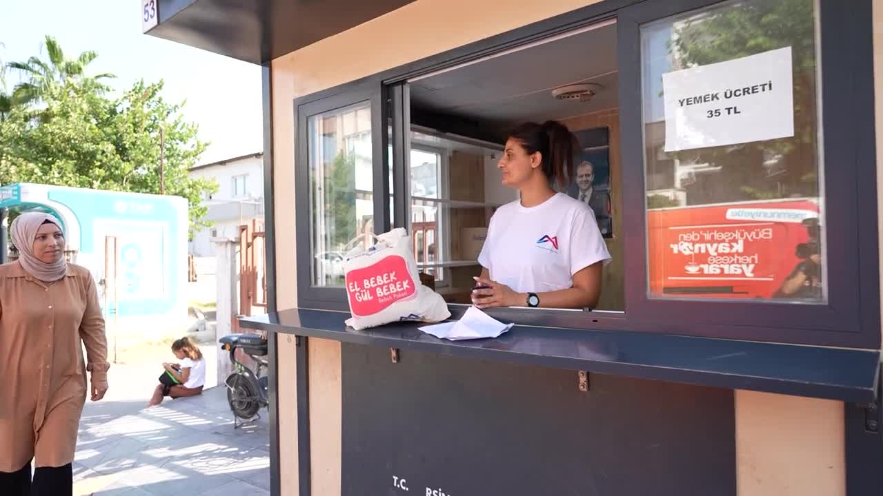 Mersin Büyükşehir Belediyesi’nin “El Bebek Gül Bebek” projesi ile 53 bin destek paketi ailelere ulaştı