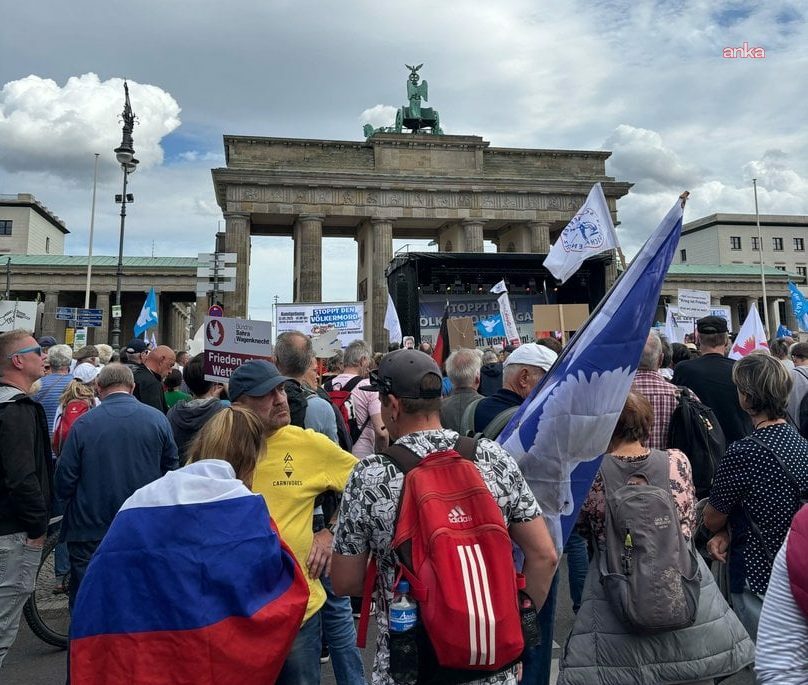 Berlin'de binlerce kişi, Gazze'deki savaşa karşı barış çağrısında bulundu