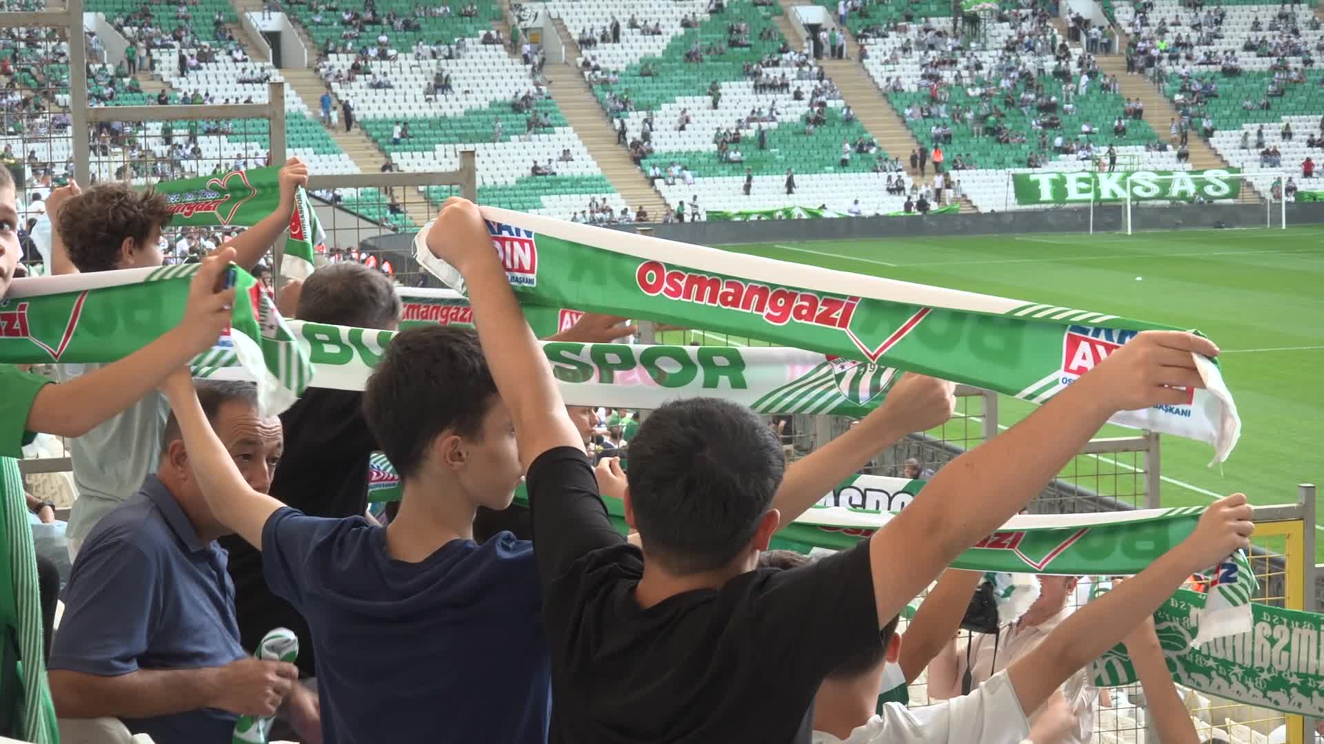 Osmangazi Belediye Başkanı Aydın, çocukları Bursaspor maçına götürdü