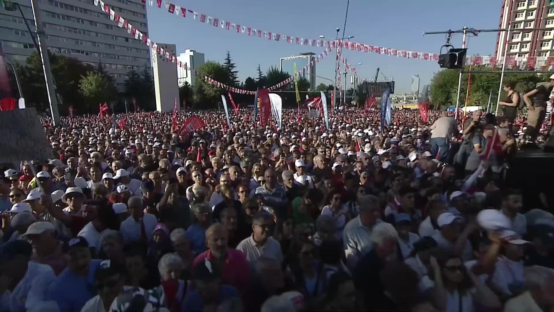 CHP'nin Ankara mitingi... Özgür Özel: "Seçimli otoriterlik kuranlar seçimsiz diktatörlüğe geçmenin hevesi içindeler"