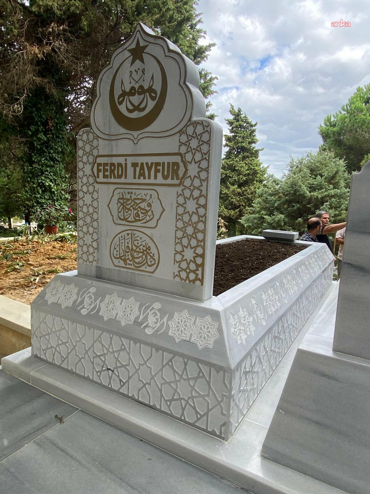 Devlet Bahçeli'den, Ferdi Tayfur'un kabrine özel mezar taşı...