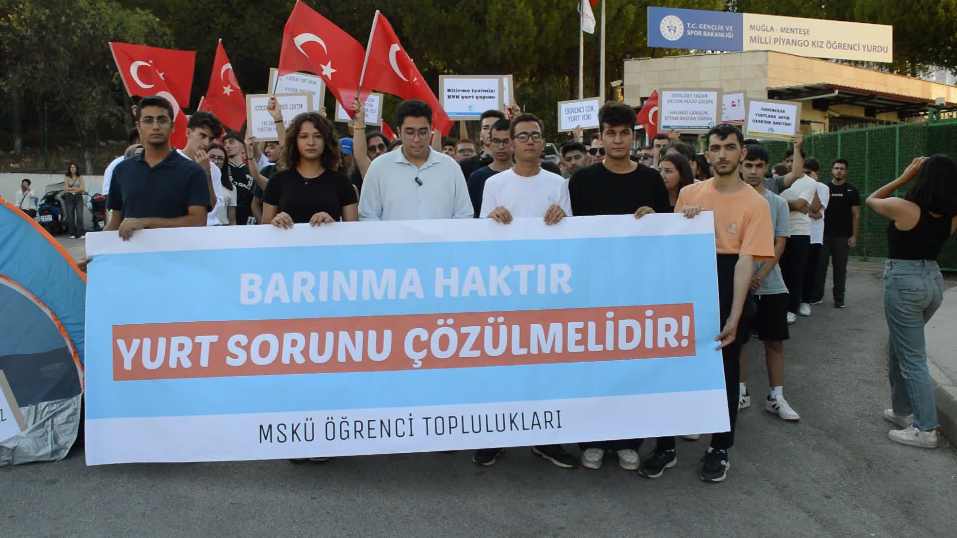 Muğla’da öğrenciler, barınma sorununun çözülmesi için yetkililere seslendi: "Çatısız kalmak kabul edilemez"