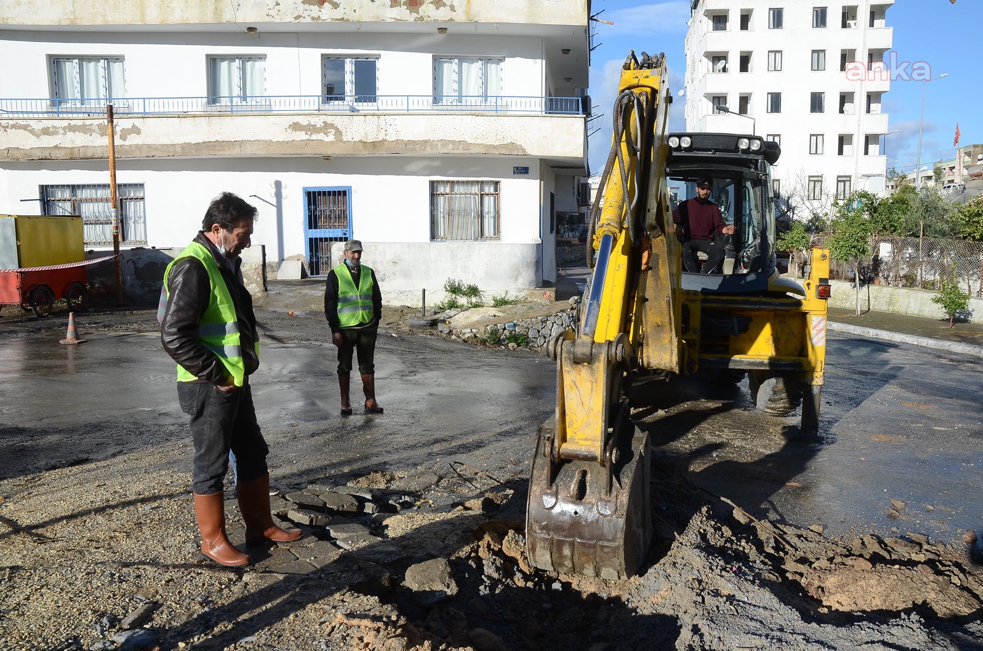 KUŞADASI’NDA ALT VE ÜSTYAPI ÇALIŞMALARI EŞ ZAMANLI YÜRÜTÜLÜYOR