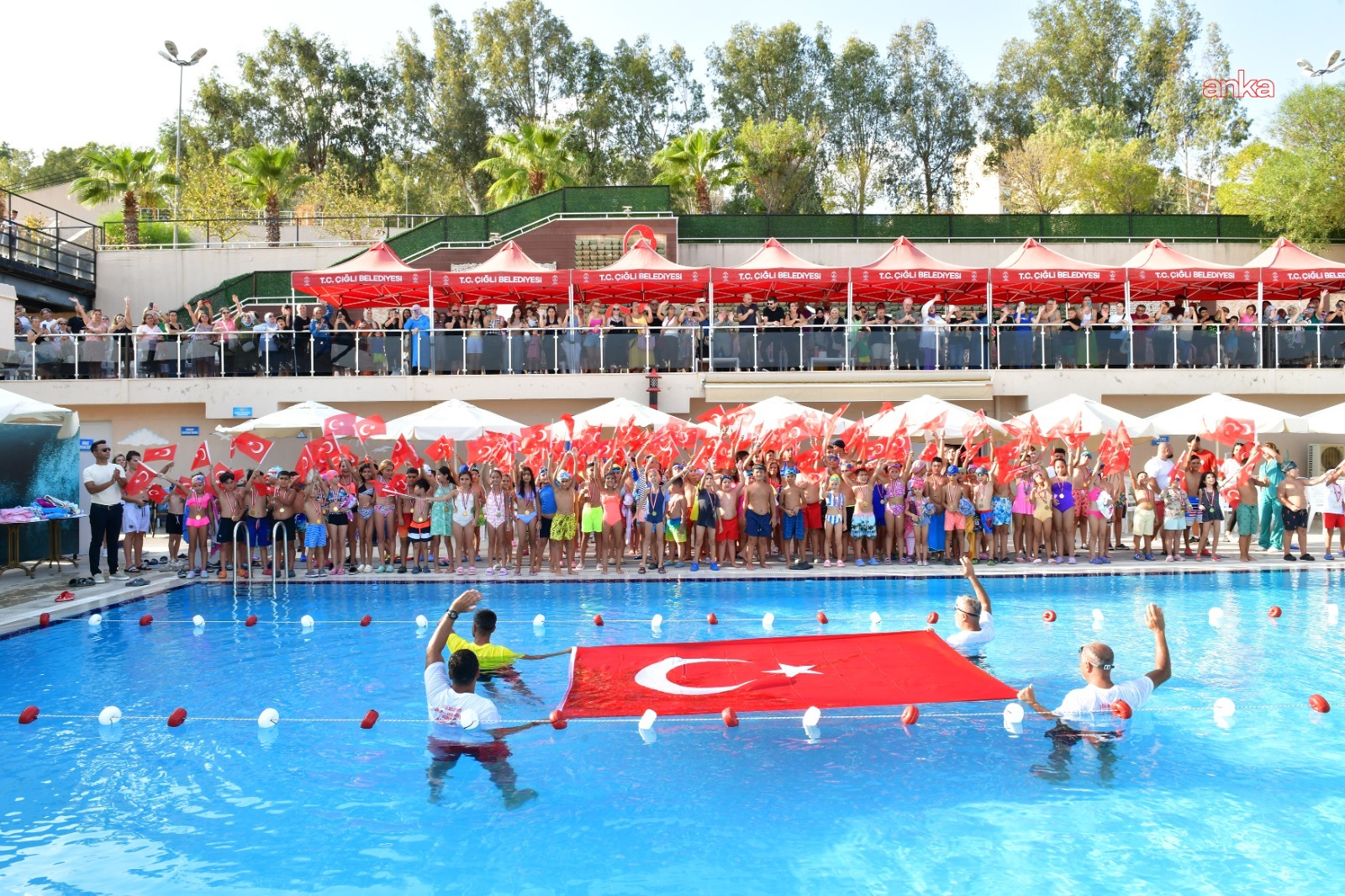 Çiğli Belediyesi’nden kursiyerlere yüzme şenliği ve madalya töreni