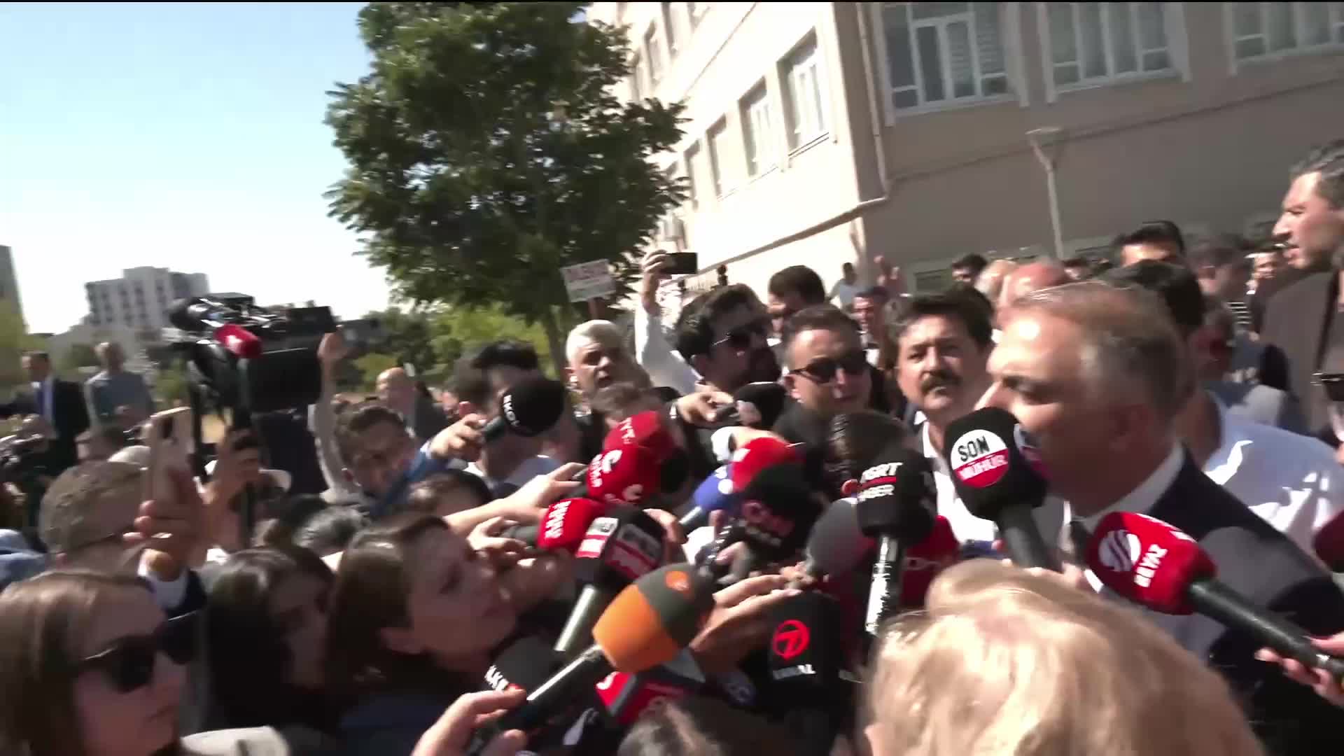 CHP Kurultay davası ertelendi... CHP'nin avukatı Çağlayan: "Dosyada eksiklik vardı, ertelenmesi, Kurultayın da beklenmesi gerekiyordu. Normal bir karar"