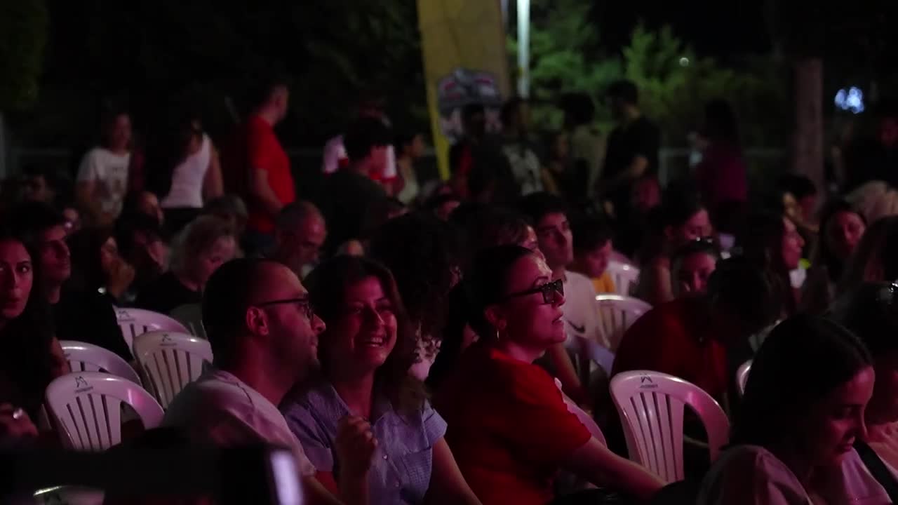 Mersin'de EuroBasket 2025 final heyecanı dev ekranda yaşandı