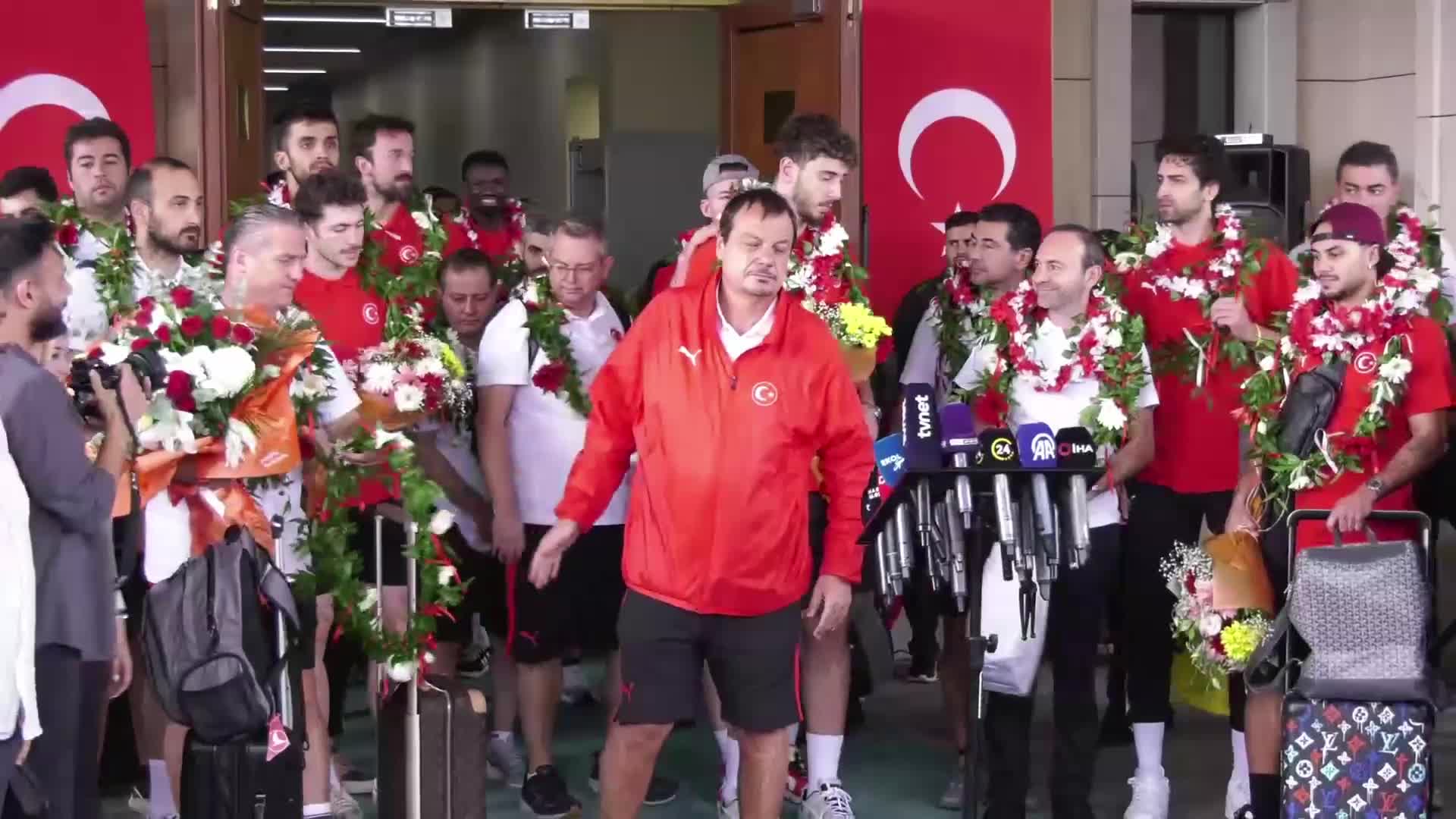 Avrupa ikincisi 12 dev adam havalimanında karşılandı... Ergin Ataman: Gururluyuz ama ben şahsım adına çok da üzgünüm