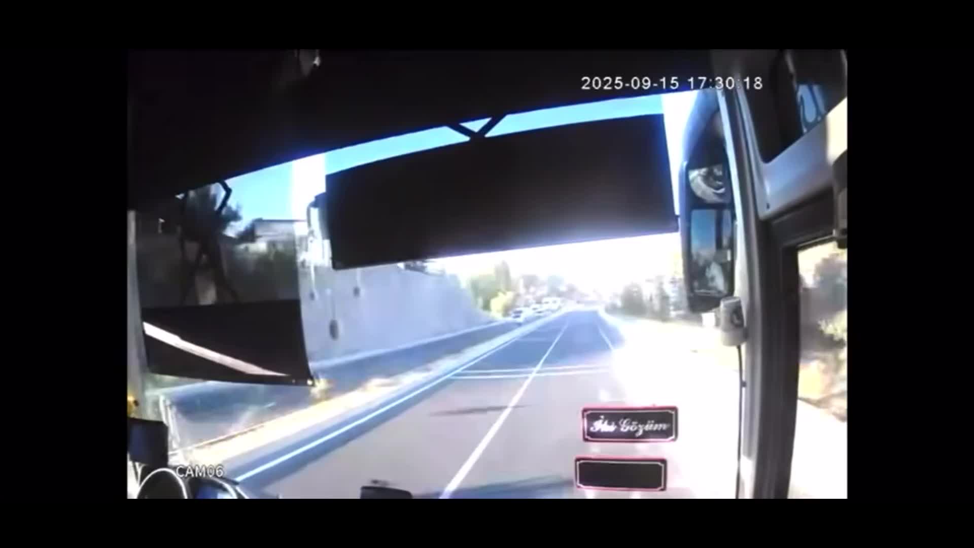 Darende’de freni patlayan tır otobüse çarptı, araç alev aldı