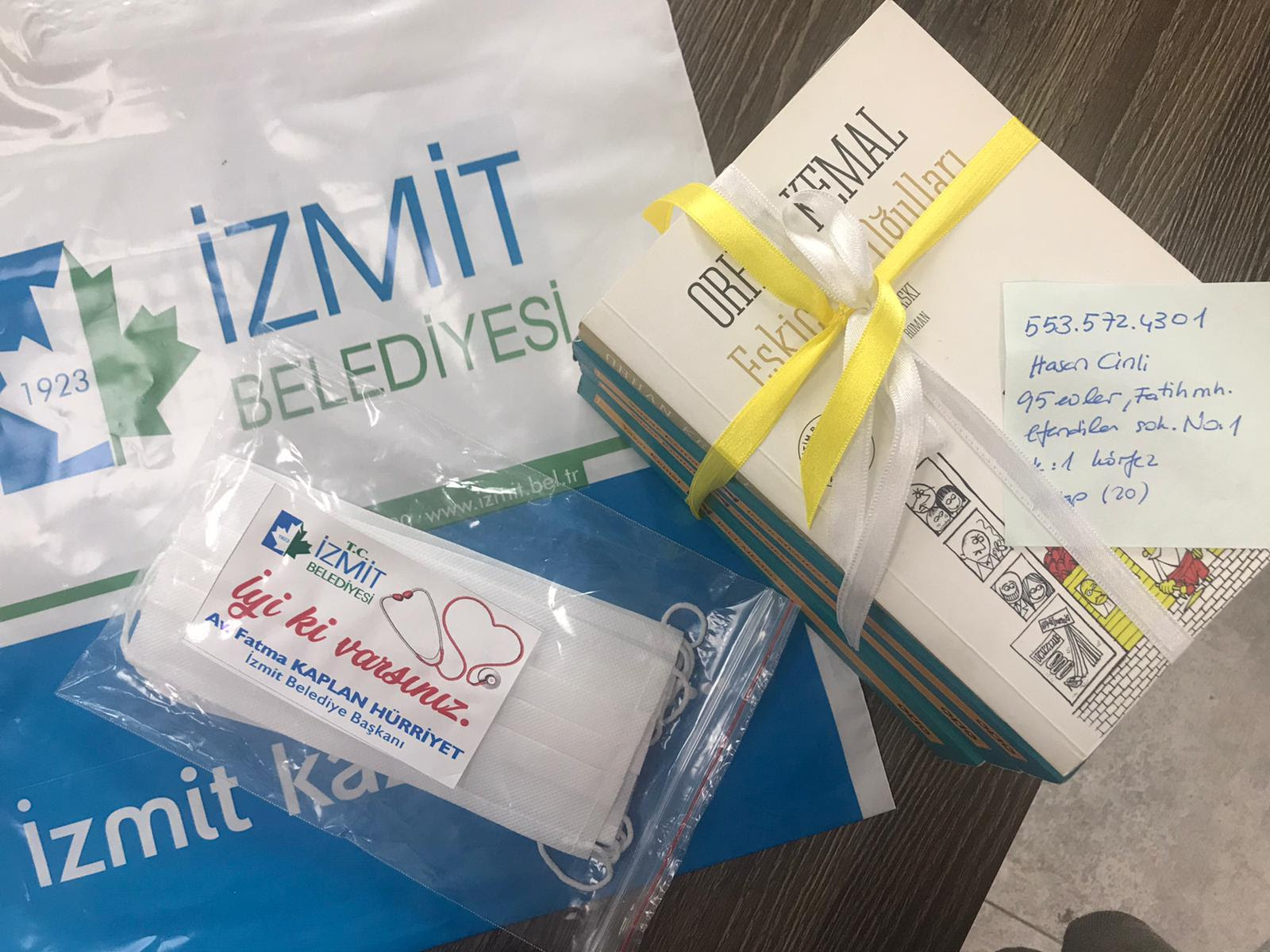 "KİTAP BULAMIYORUM" DİYEN ÜNİVERSİTELİYE, İZMİT BELEDİYE BAŞKANI HÜRRİYET'TEN KİTAP SETİ