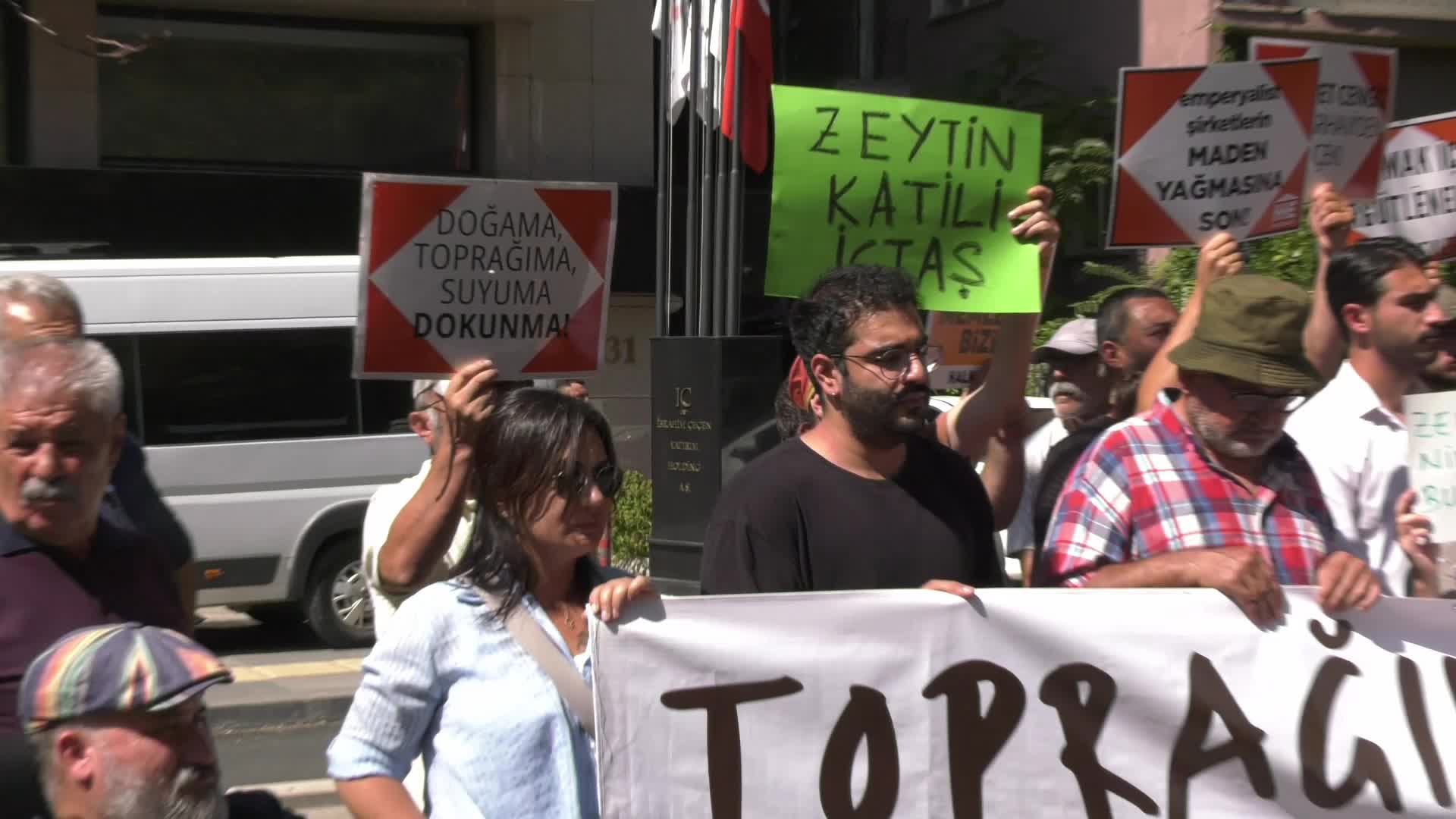 Akbelen’de zeytin ağaçlarının kesilmesi... Gökçe Gürel: “Kömürün zehir dumanı için bir kez daha zeytin ağacının barış yüklü dalları kırıldı”
