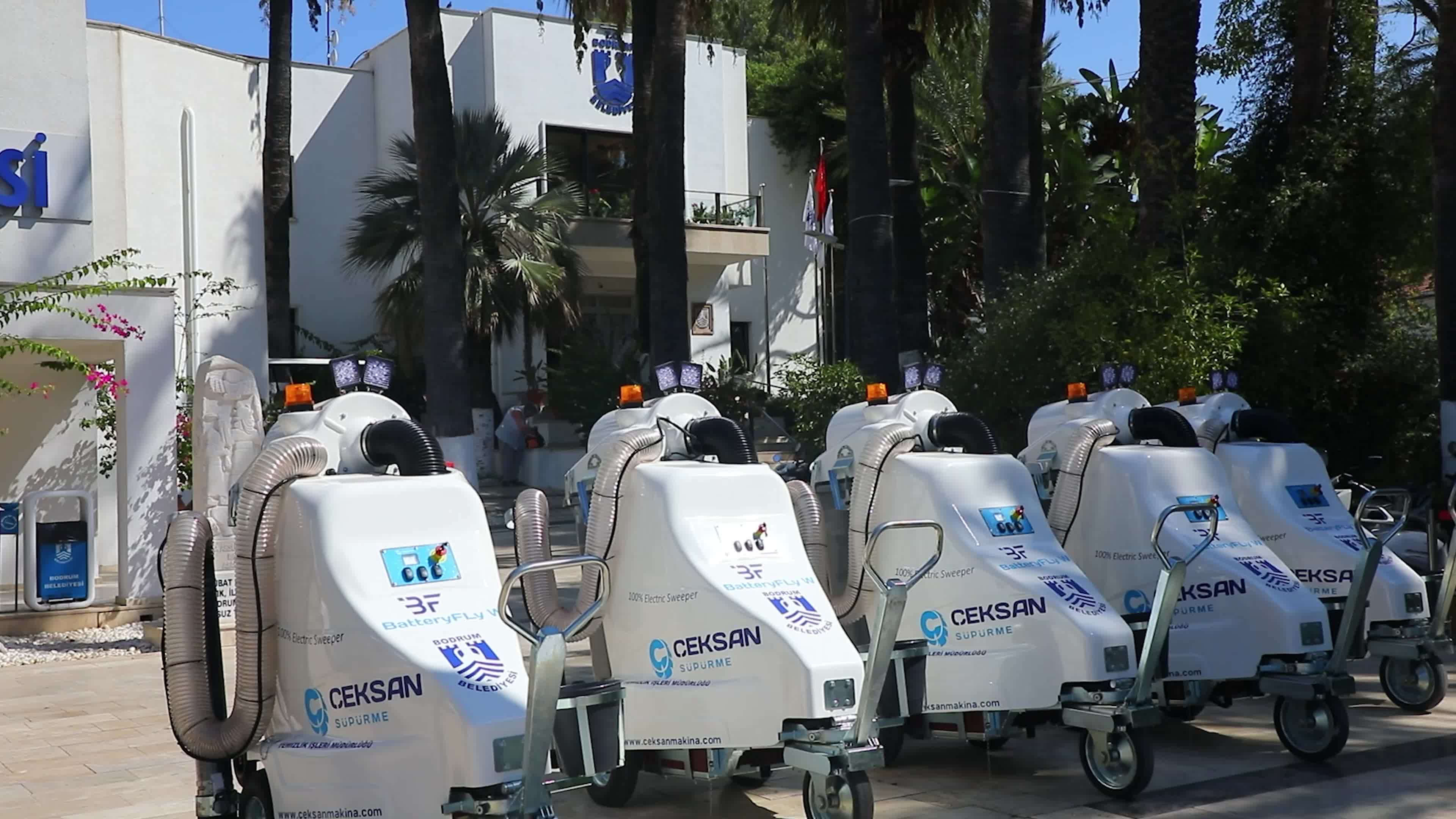 Bodrum Belediyesi, filosuna yeni elektrikli süpürme araçları kattı