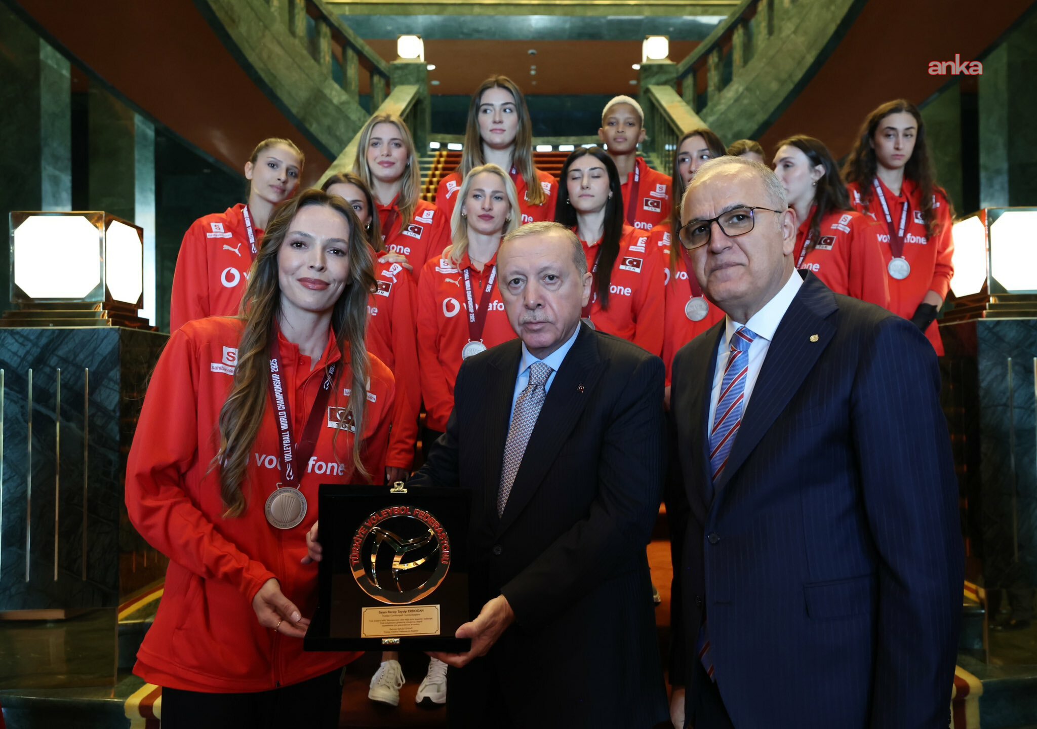 Cumhurbaşkanı Erdoğan, Dünya Şampiyonası'nda gümüş madalya kazanan A Milli Kadın Voleybol Takımını kabul etti