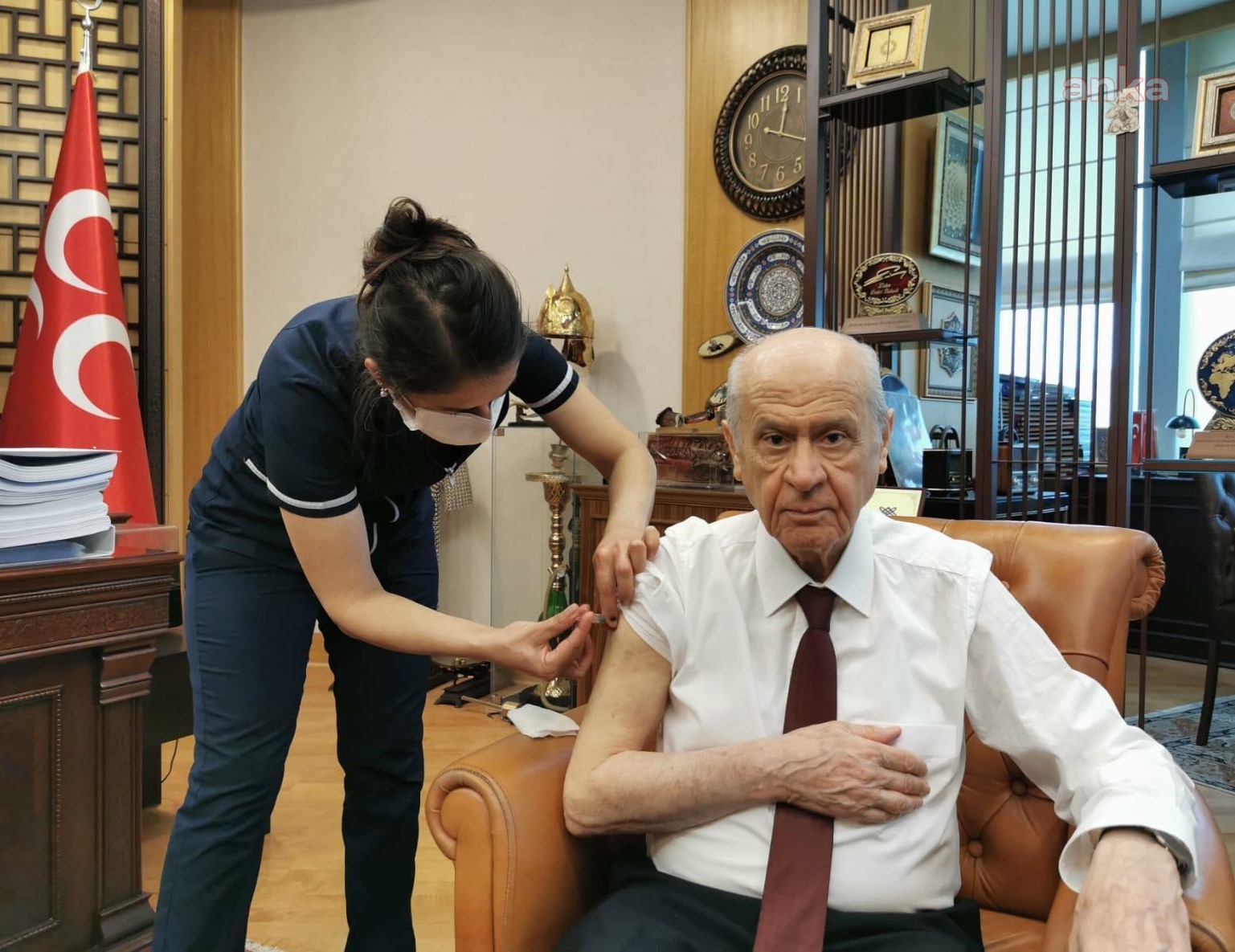 BAHÇELİ KORONAVİRÜS AŞISI OLDU, VATANDAŞI AŞIYA DAVET ETTİ