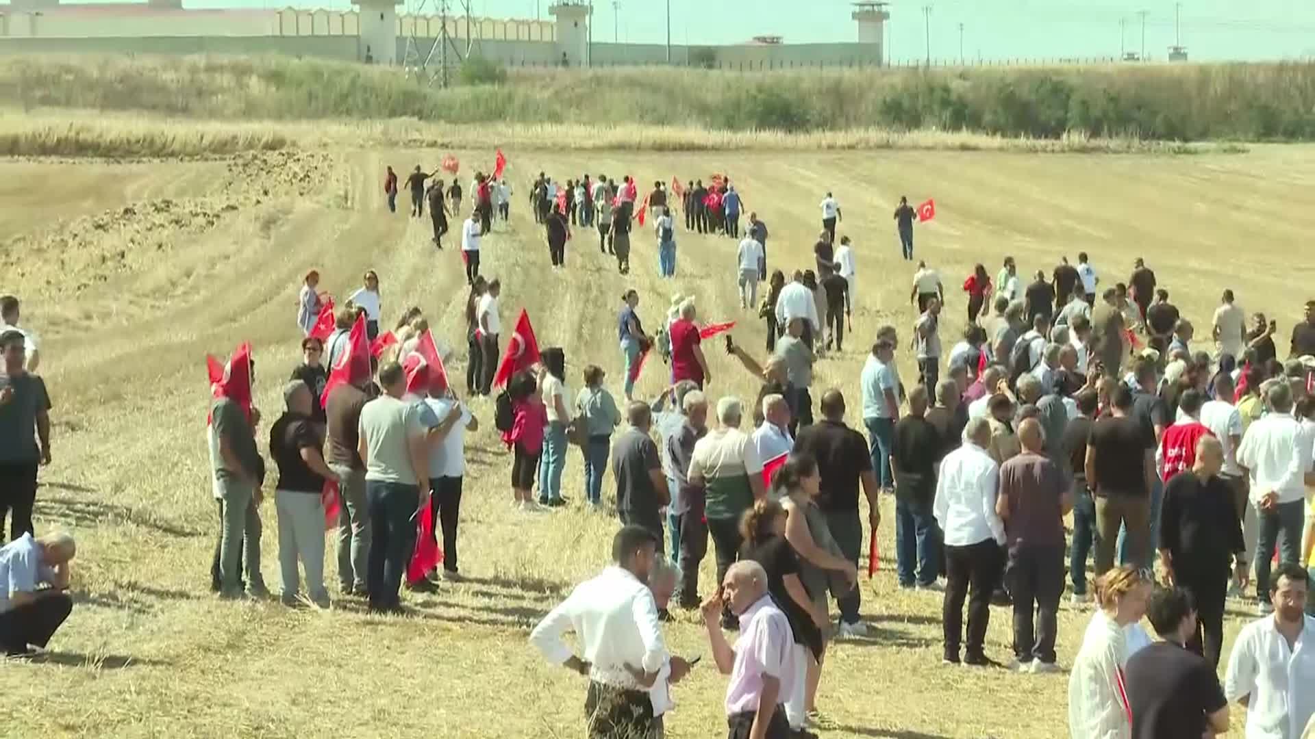 Cezaevindeki Zeydan Karalar'a tarladan seslerini duyurmaya çalışan Adanalılara jandarmadan engel