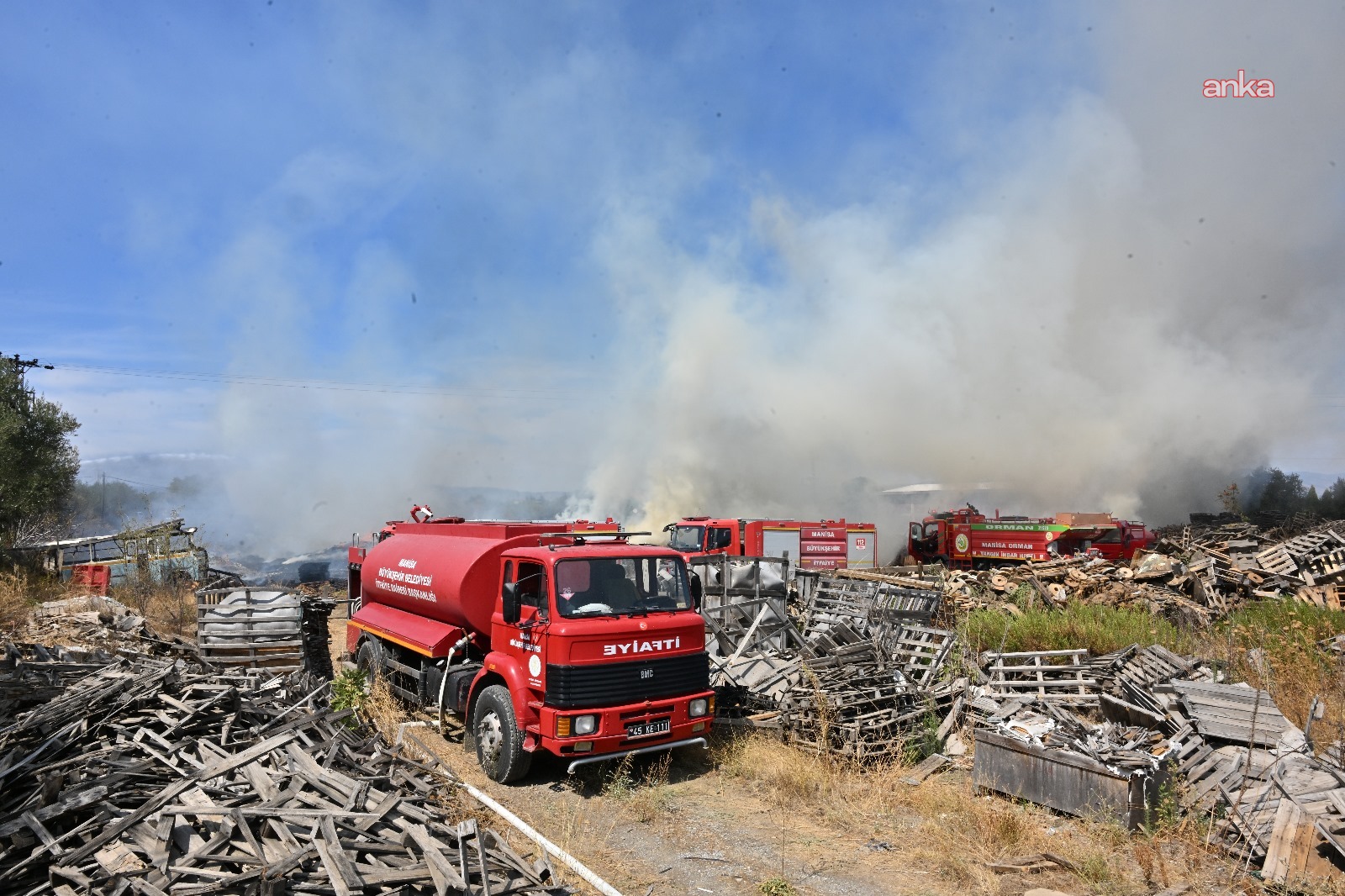 Manisa'da ahşap palet fabrikasında çıkan yangın kontrol altına alındı