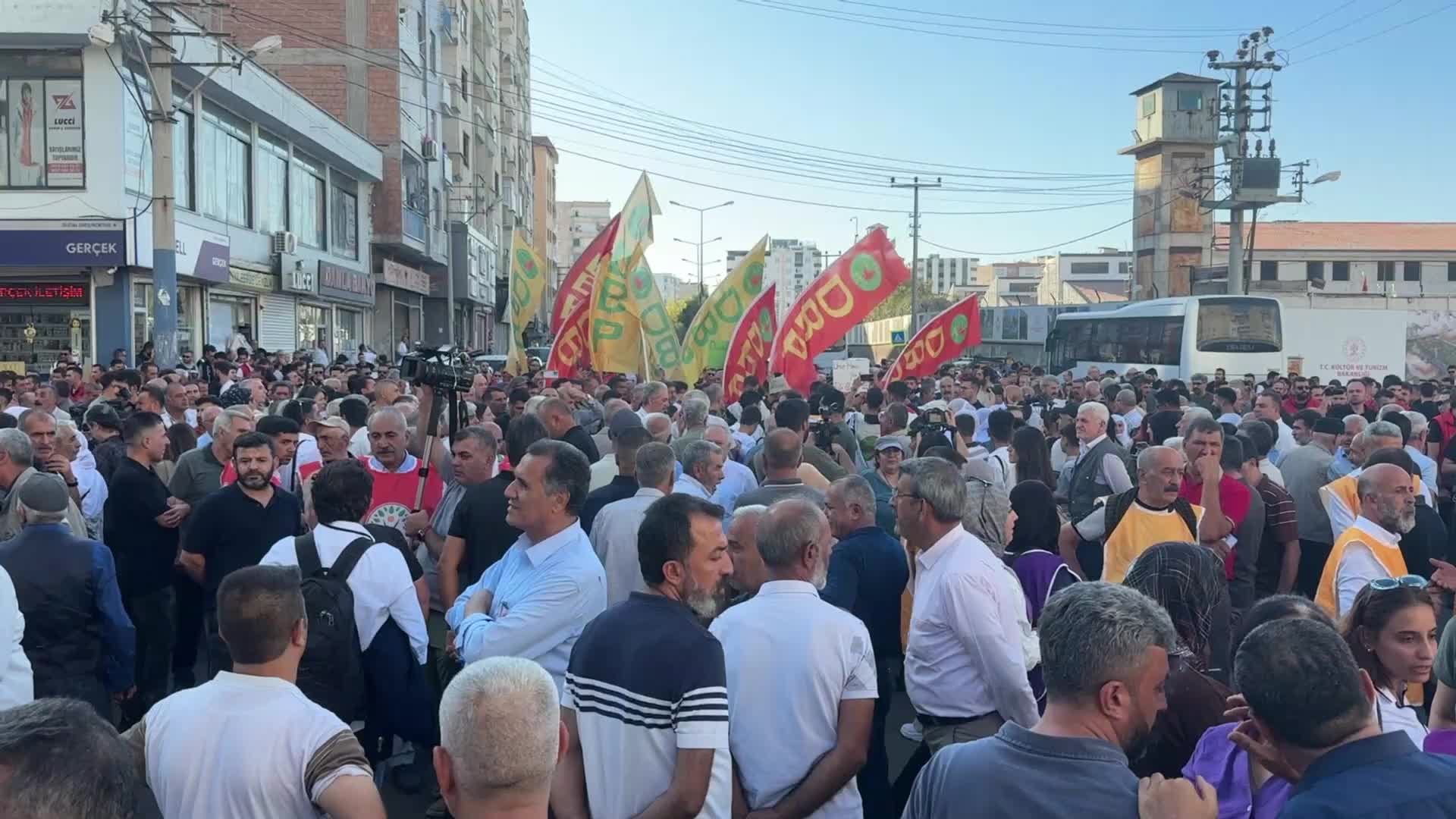 Diyarbakır’da Öcalan için “Umut Hakkı” yürüyüşü… DBP Eş Genel Başkanı Uçar: Meclis’te kurulan komisyon Sayın Öcalan'ın iradesiyle kuruldu