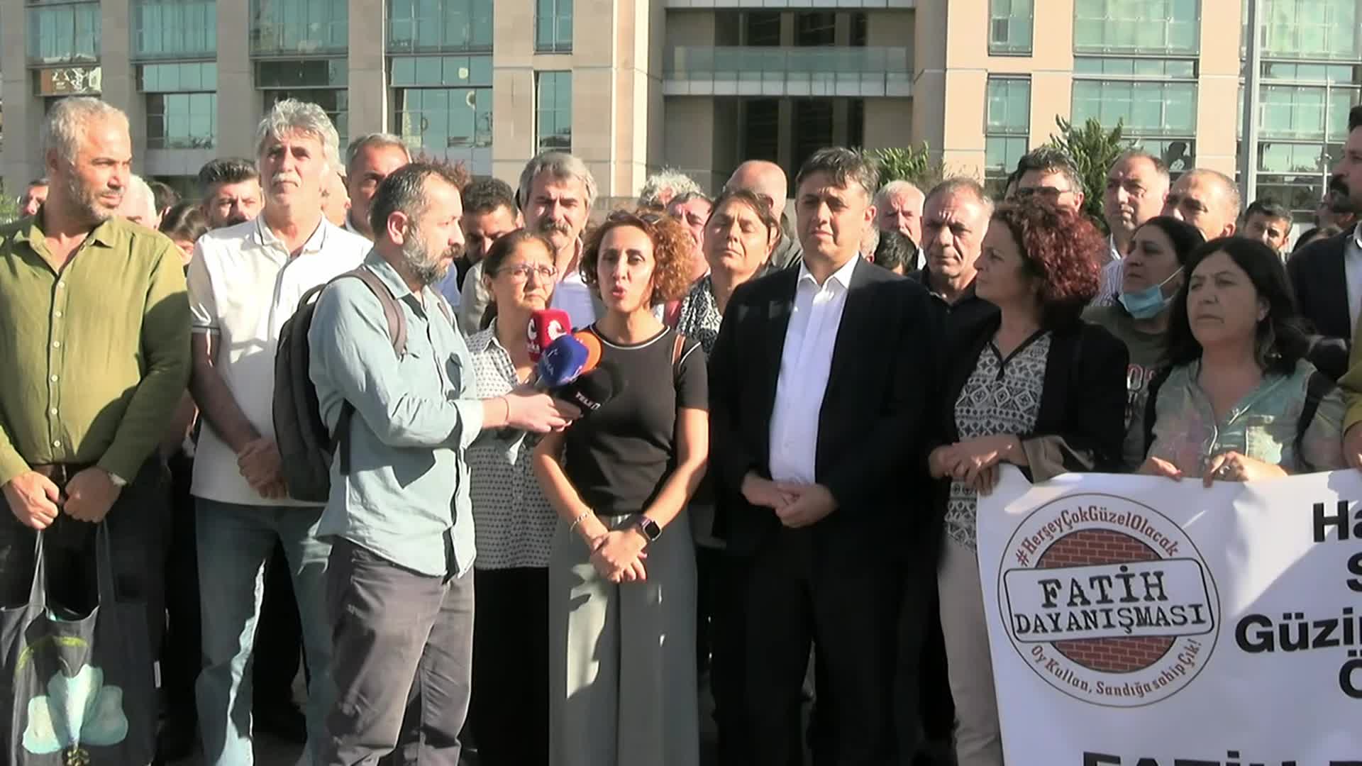 Kent Uzlaşısı davasında 9 belediye yöneticisinin tutukluluğunun devamına karar verildi, bir yönetici tahliye edildi... DEM Partili Tiryaki: “Bir yandan komisyon kurarak diğer yandan Kürtleri zindanlara atamazsınız”