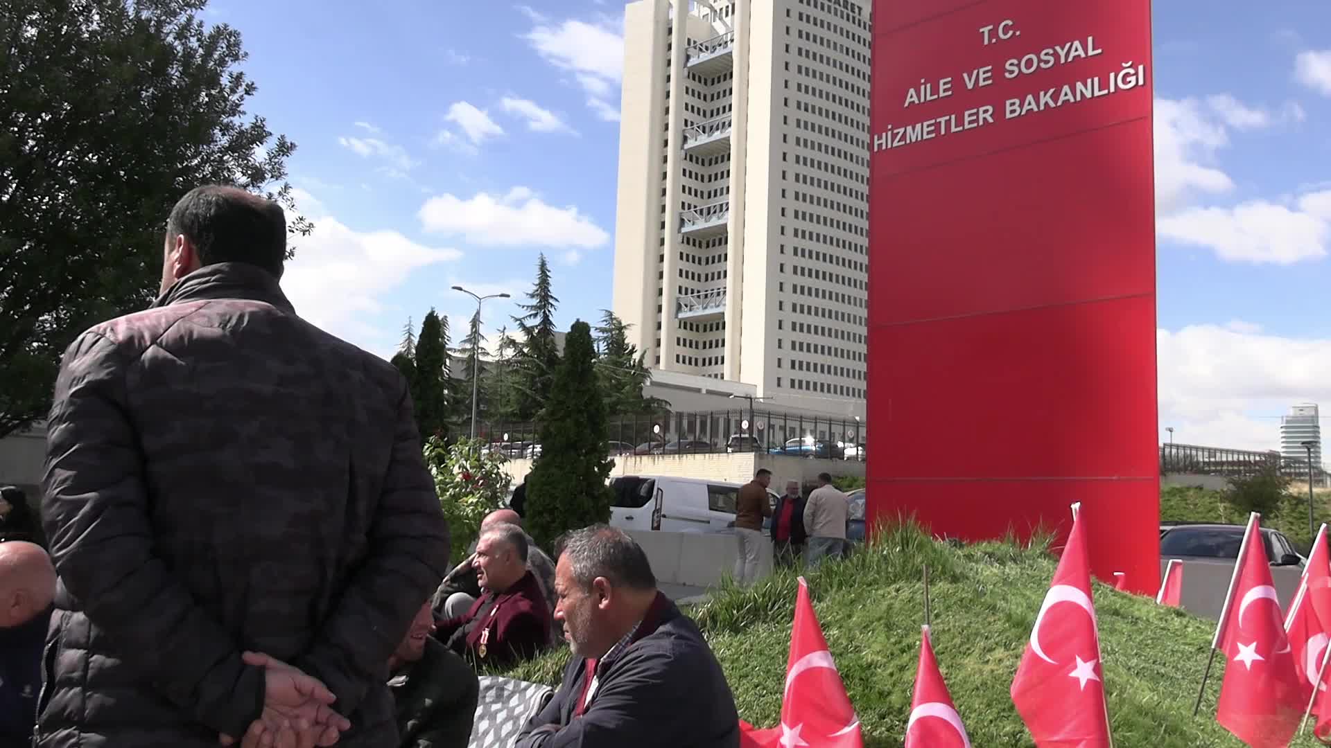 Gaziler, Aile Bakanlığı önünde eylemde..."Sesimizi duymazdan gelenler bilsin ki, bizler bu adaletsizlik giderilene kadar bu alanı terk etmeyeceğiz"