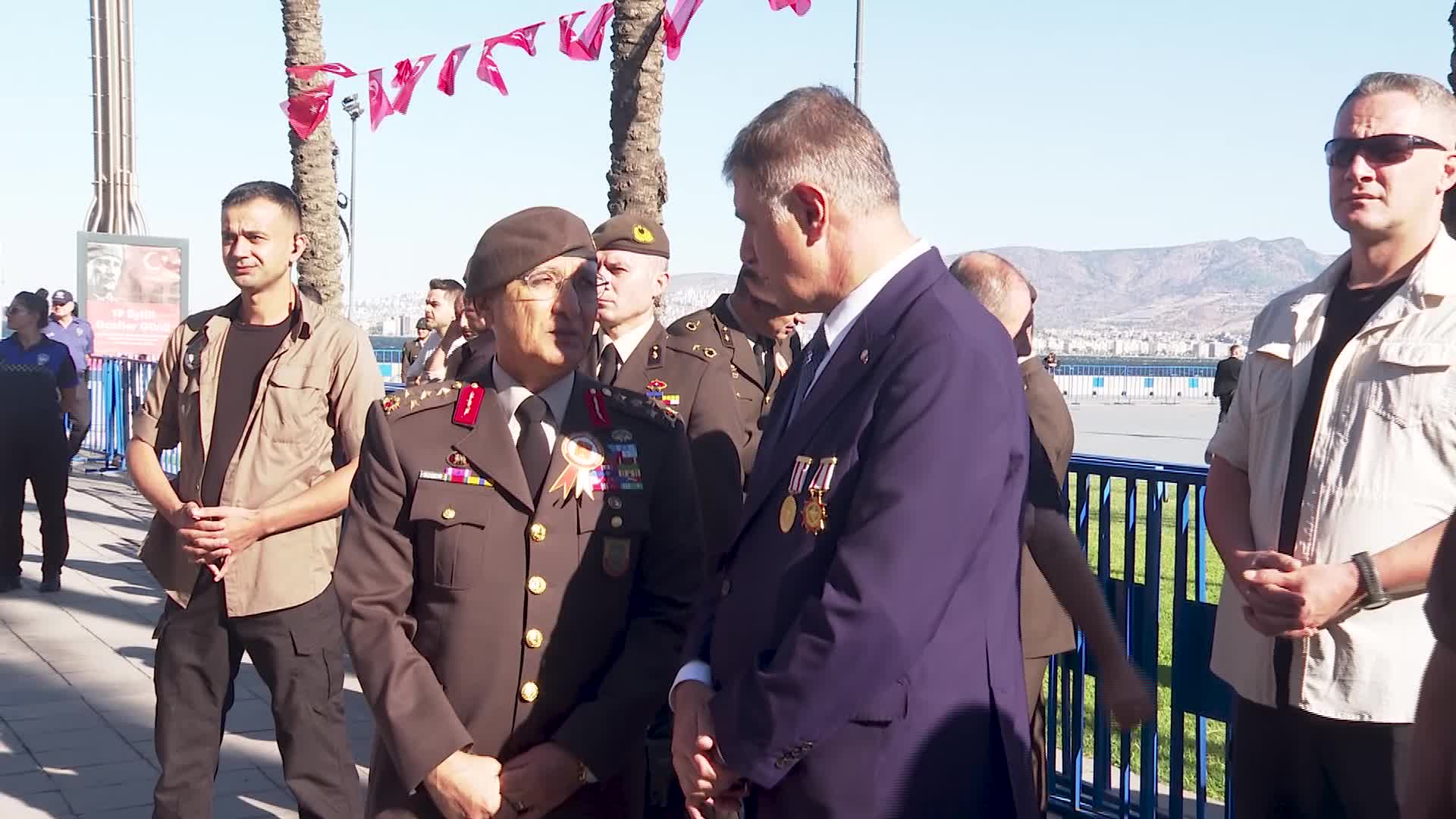 İzmir Büyükşehir Belediye Başkanı Tugay gazileri ağırladı