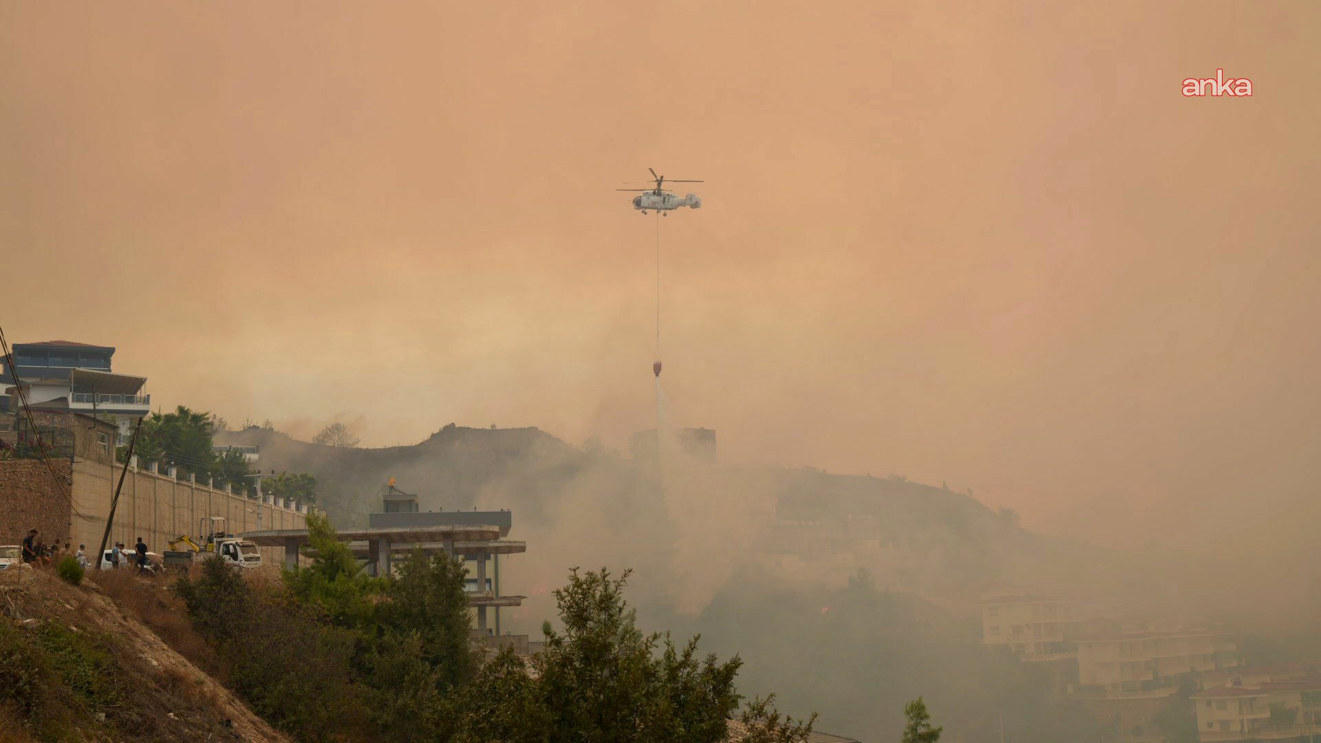 Alanya'daki yangın yerleşim yerlerine kadar ulaştı, söndürme çalışmalarına askeri helikopter de destek veriyor