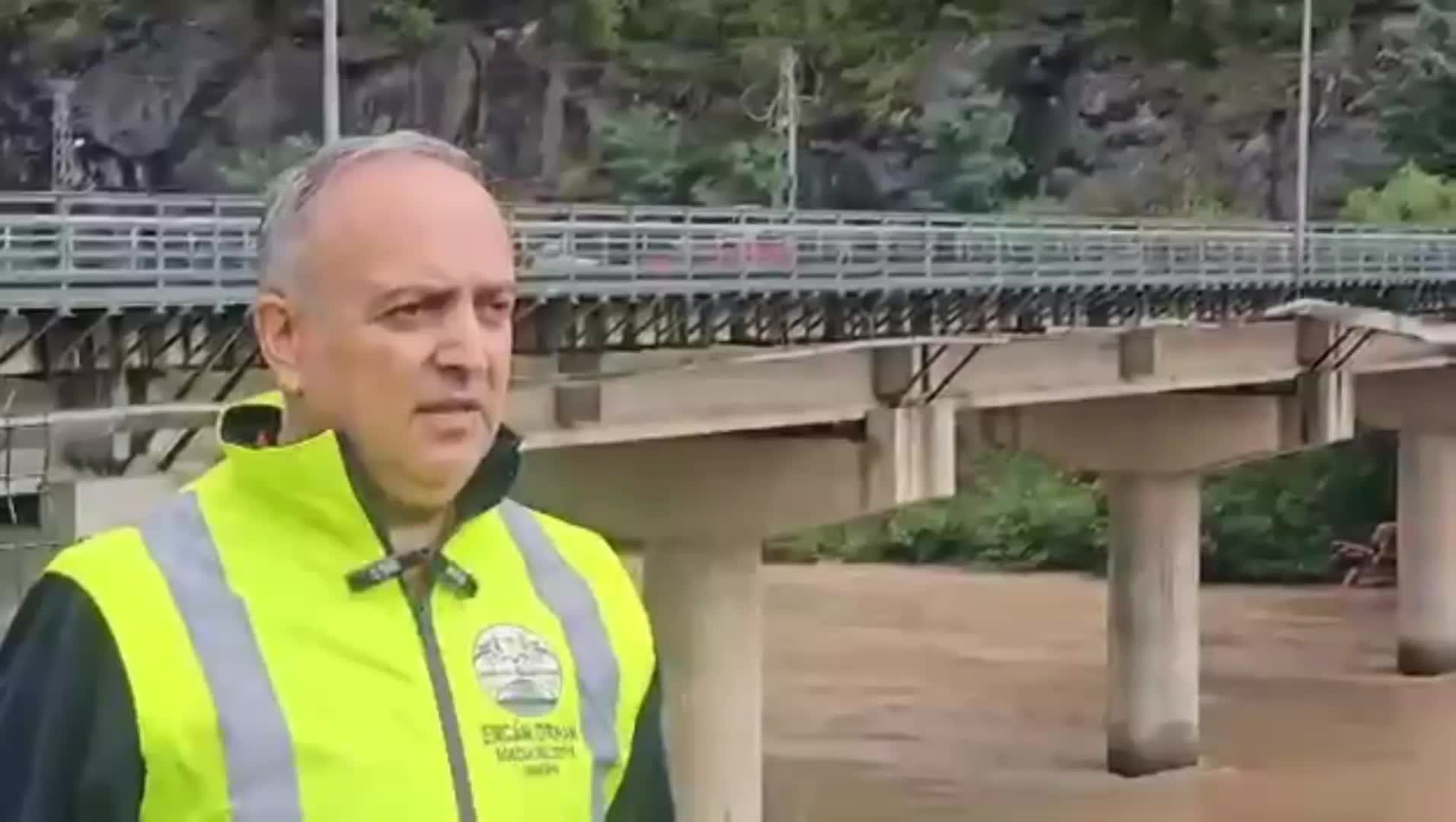 Borçka'da sağanak yağış... Belediye Başkanı Orhan: "Vatandaşlarımızdan dere ve nehir kenarlarından uzak durmalarını özellikle rica ediyoruz"