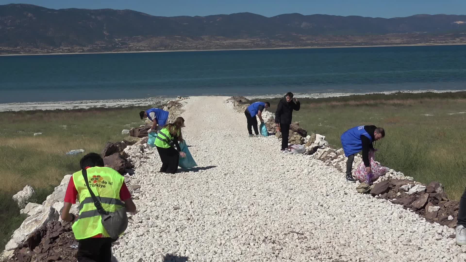 Dünya Temizlik Günü’nde Burdur Gölü’nde çöp topladılar