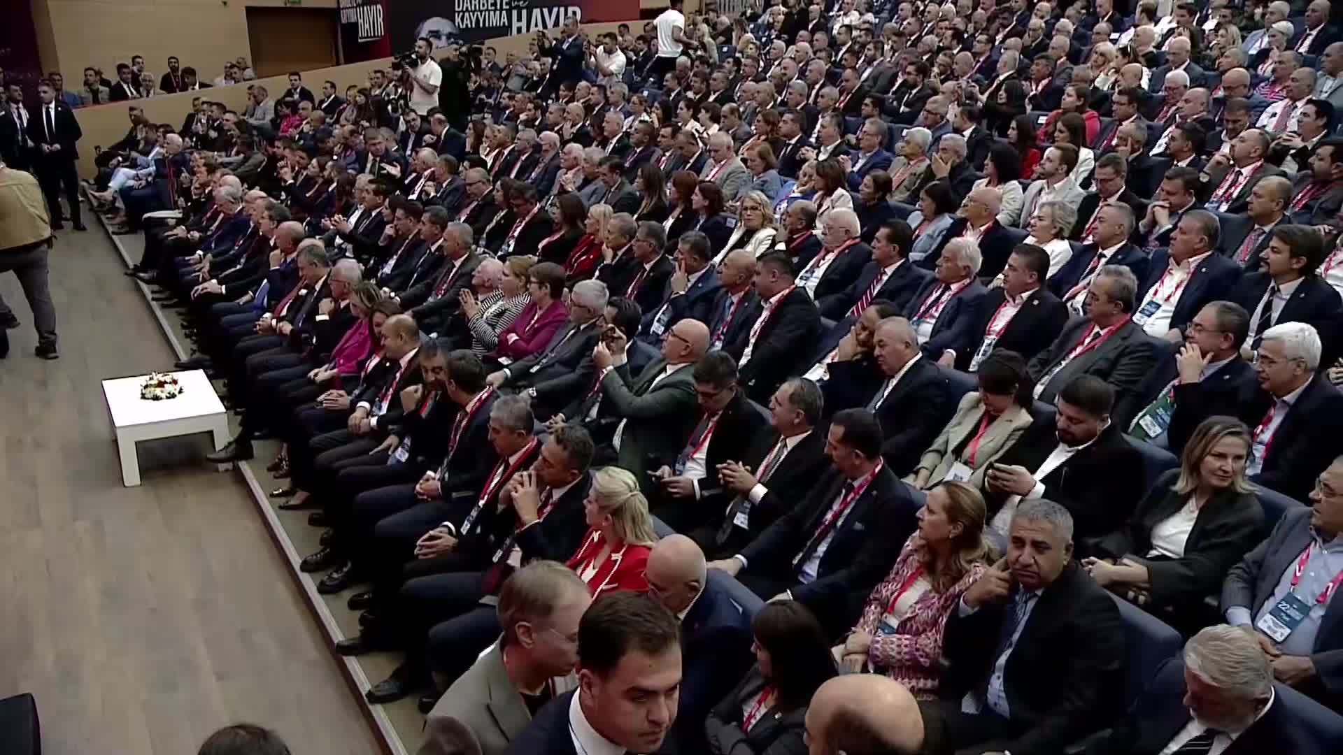 Ekrem İmamoğlu'ndan CHP'nin 22'nci Olağanüstü Kurultayı'na Aşık Mahzuni Şerif'li mesaj: "Zalimin zulmü varsa, mazlumun Allah'ı var"