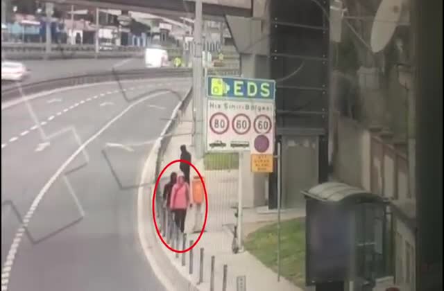 FATİH'TE TURİST KADINLARIN ÇANTALARINI KAPKAÇ YÖNTEMİYLE ÇALAN 2 KİŞİ TUTUKLANDI