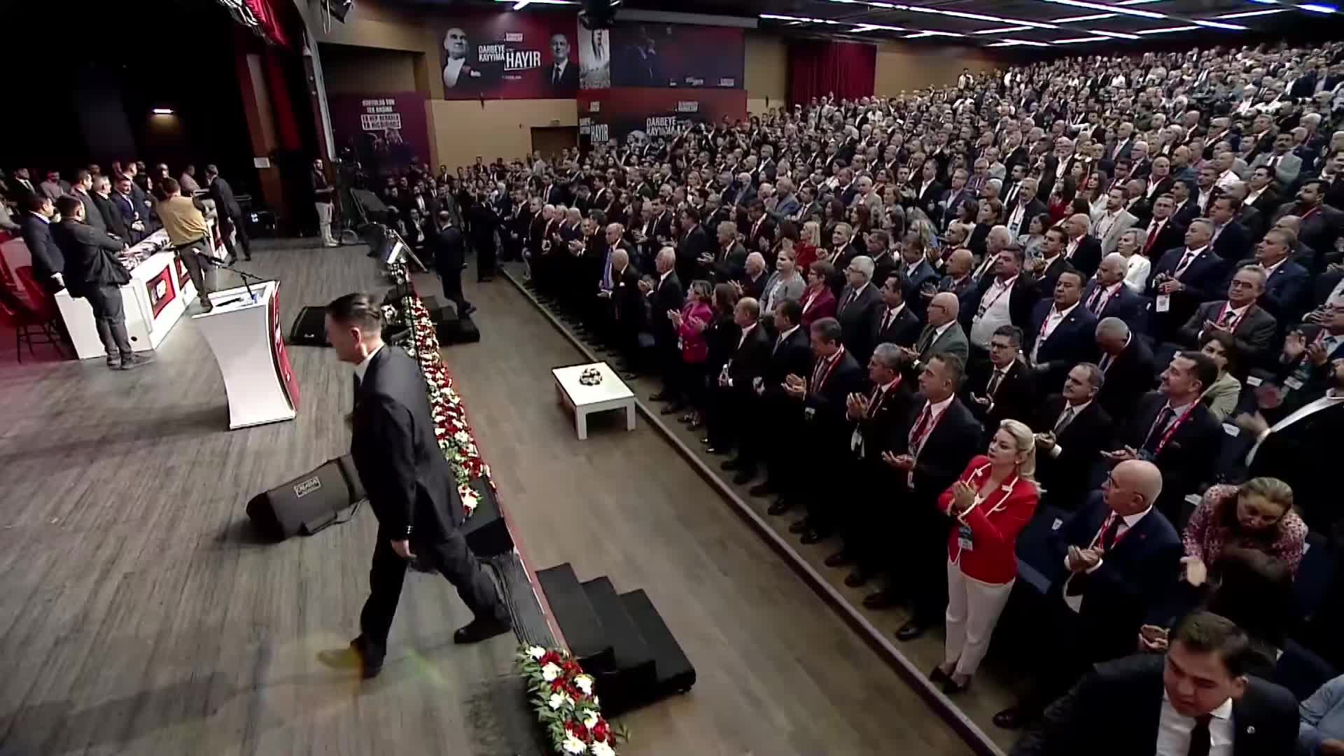 CHP’nin 22’nci olağanüstü kurultayı… Özgür Özel: "Sayın Erdoğan, demokrasiden saptı, kendisine güvenemedi. Hiçbir partide olmayan yeni bir kolu, AK Parti Yargı Kolları'nı kurdu”