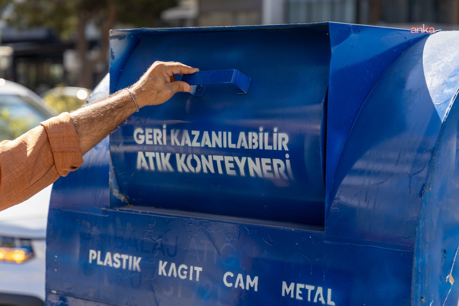 Karşıyaka’da geri dönüşüm hamlesi: 100 noktaya mavi konteyner
