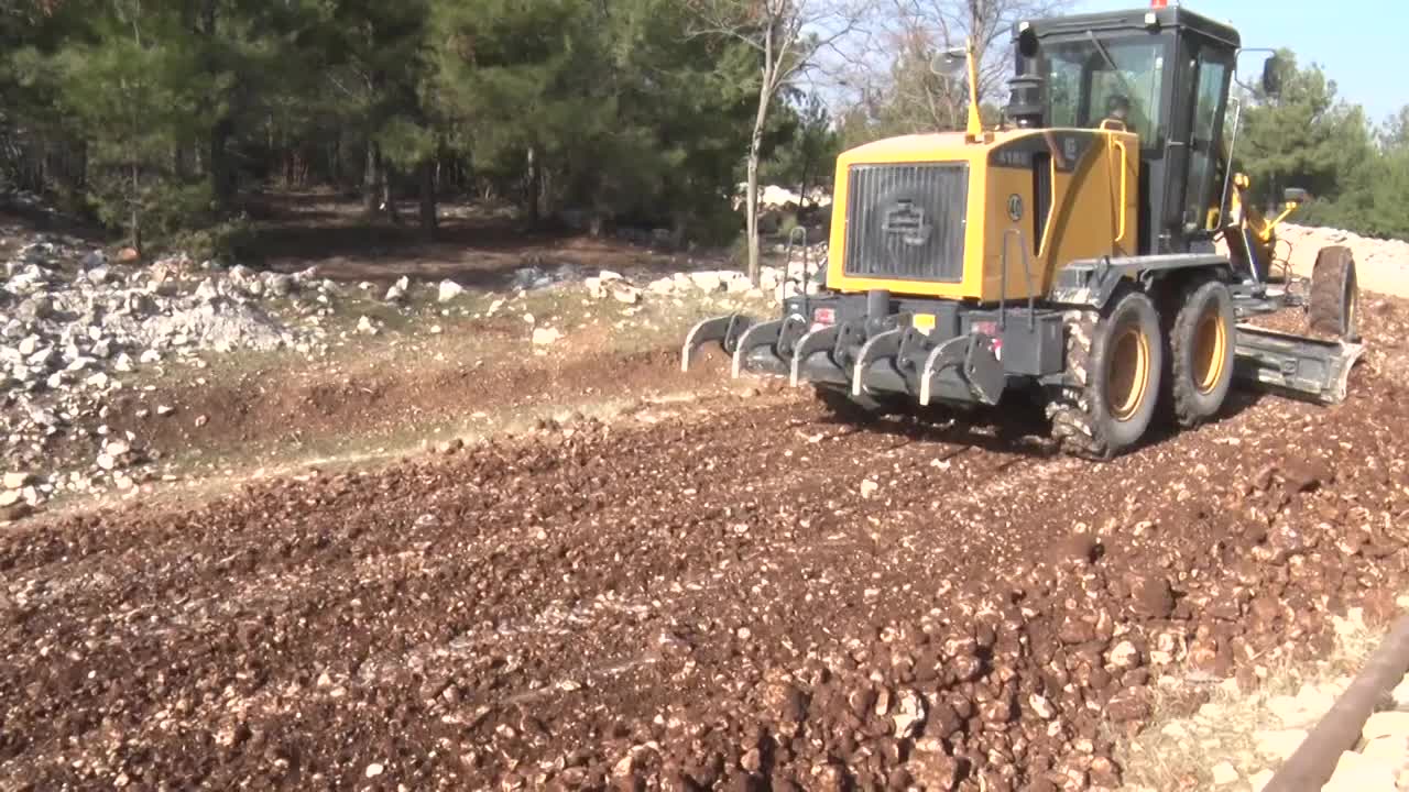 MERSİN BÜYÜKŞEHİR’DEN SİLİFKE’DE TARIM ARAZİSİ YOLUNDA KAPSAMLI ÇALIŞMA